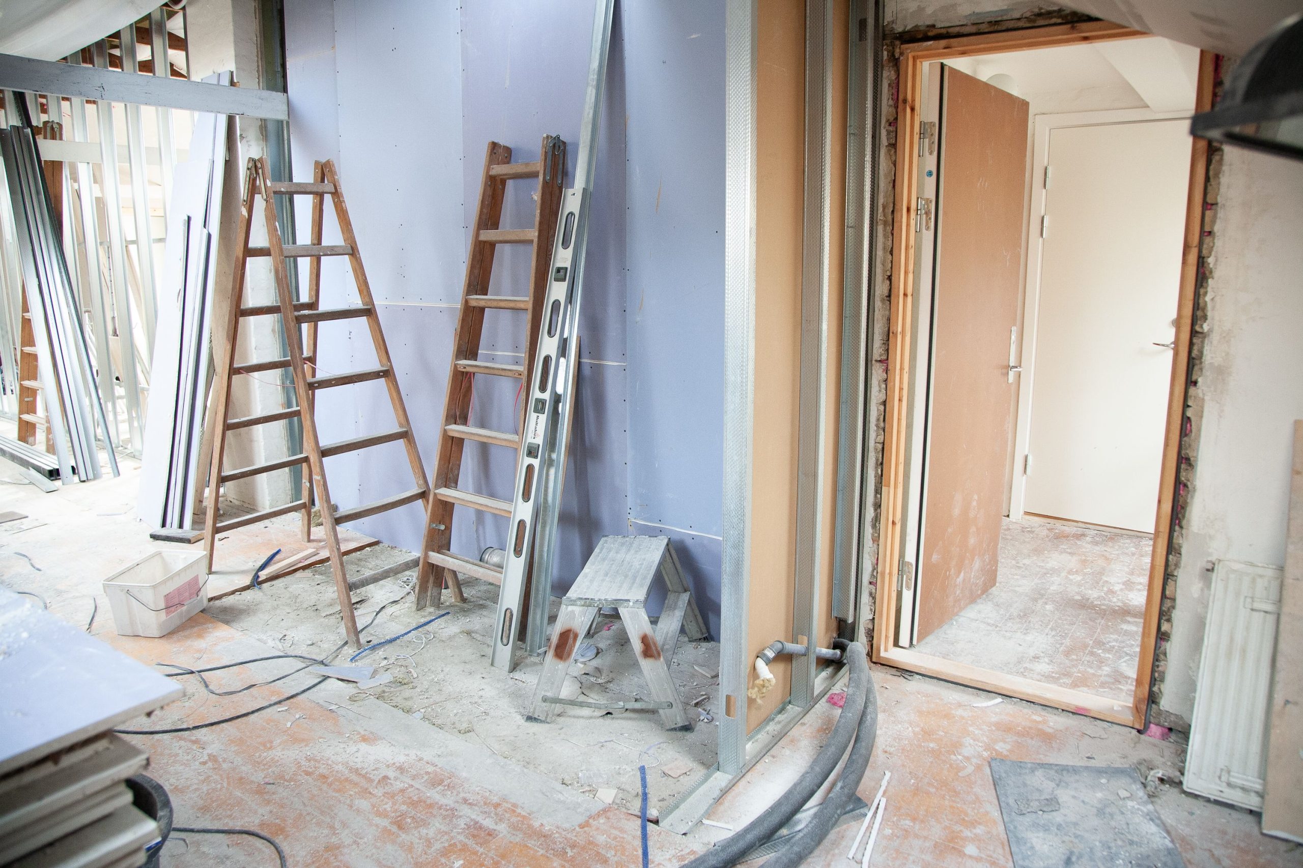 Chantier de construction avec outils et échelles