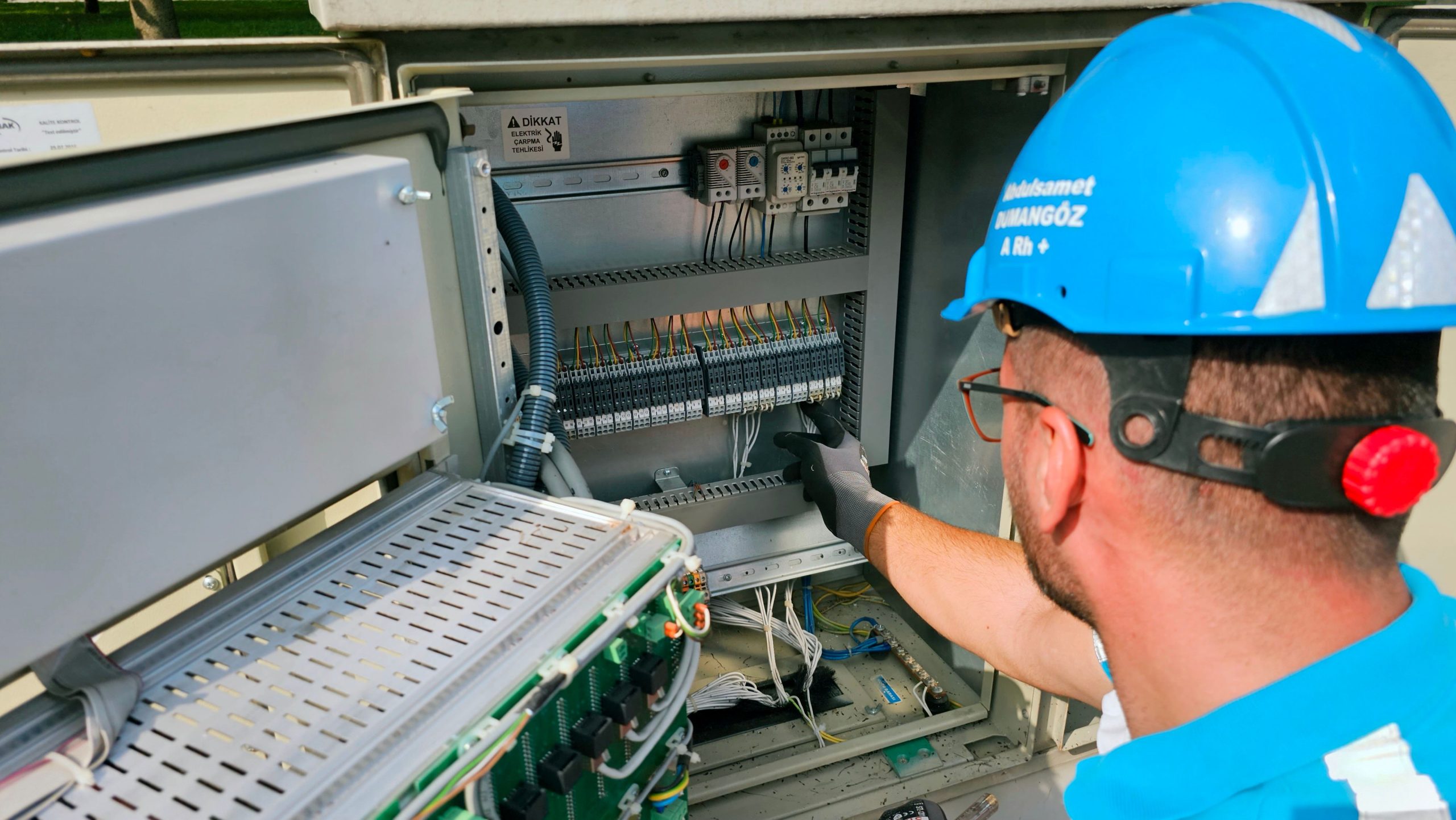 Électricien intervenant sur boîtier électrique extérieur