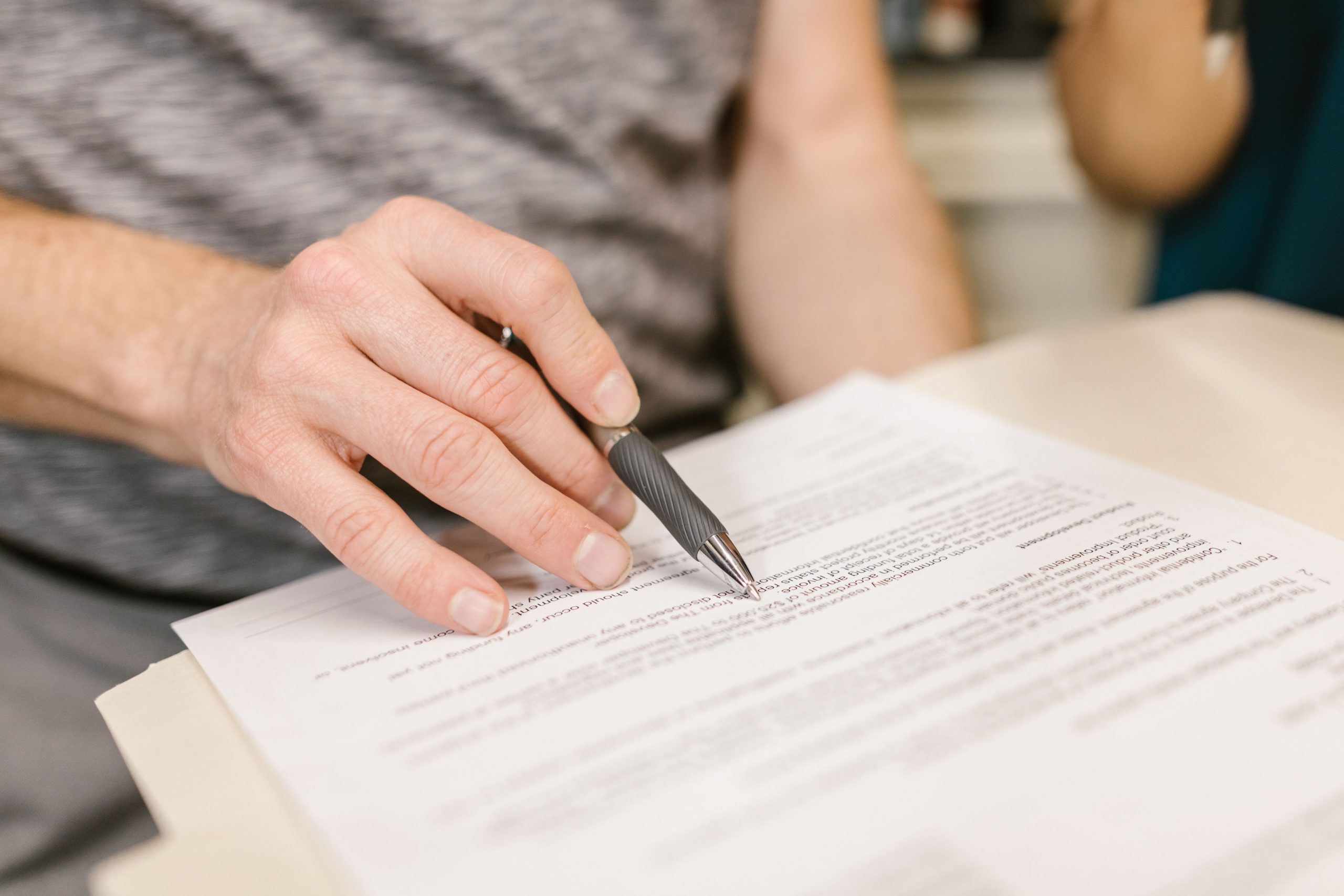 Main signant un document légal important
