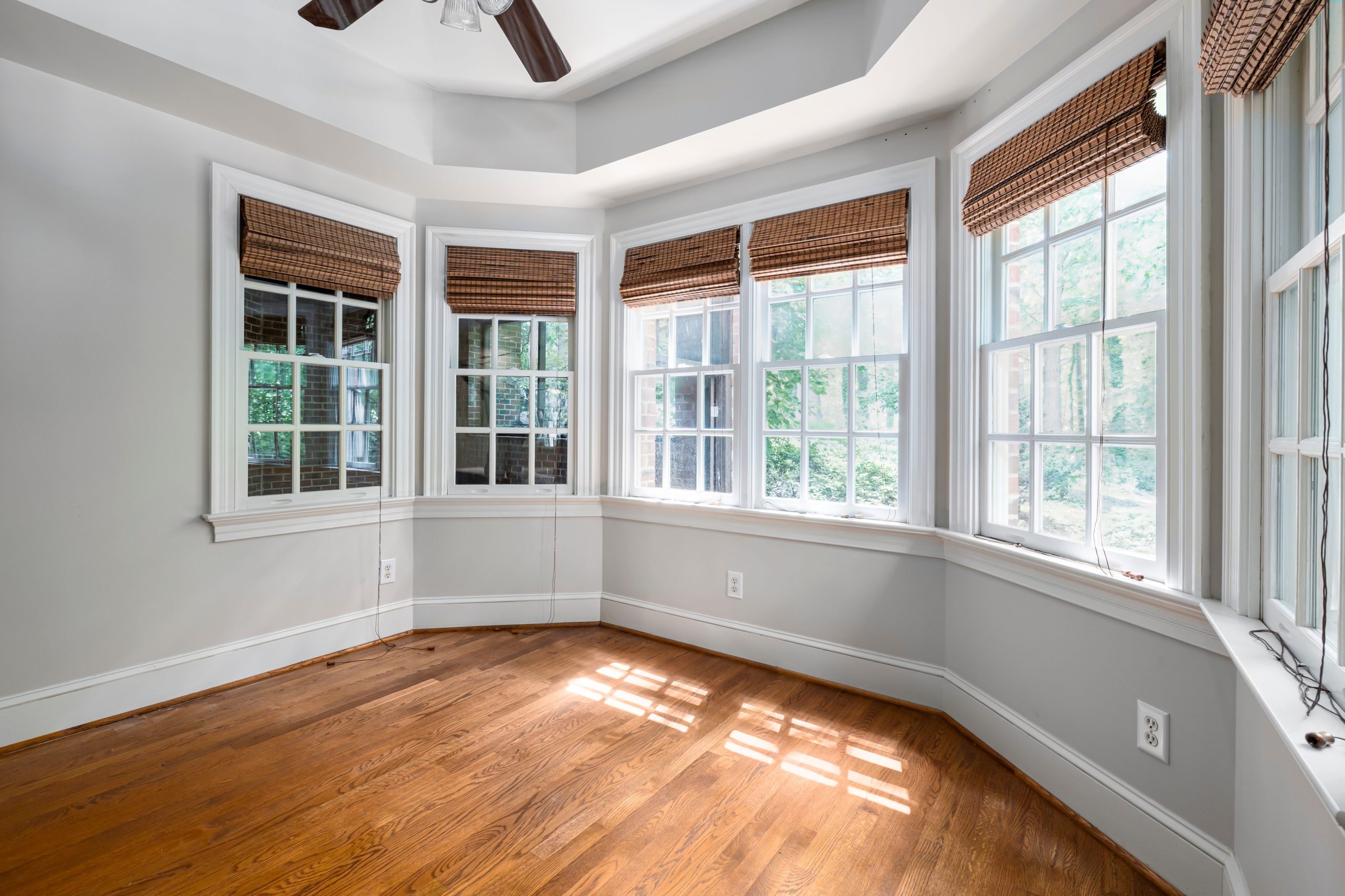 Salon spacieux avec baie vitrée parquet bois