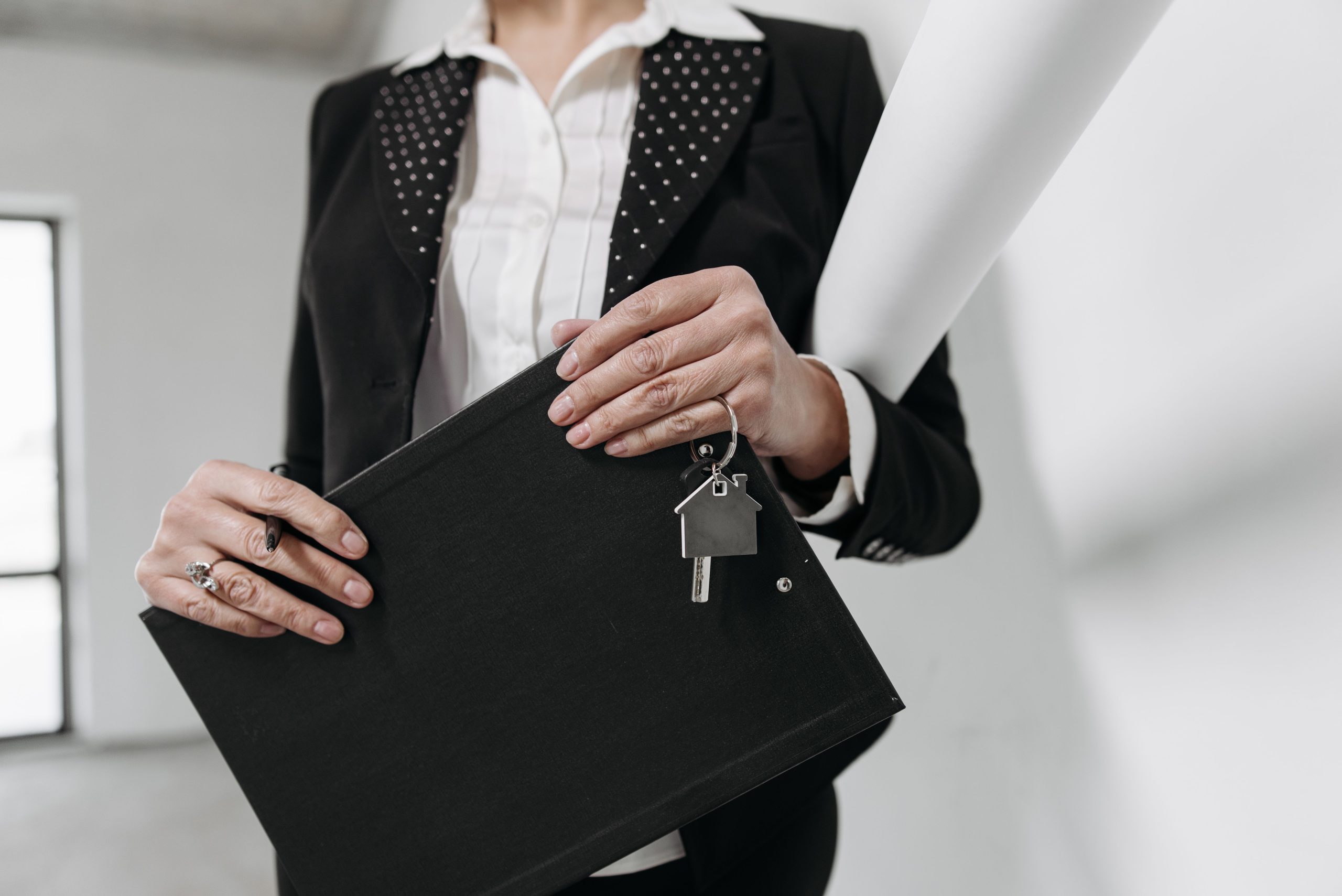 Agent immobilier avec trousseau de clés et dossiers