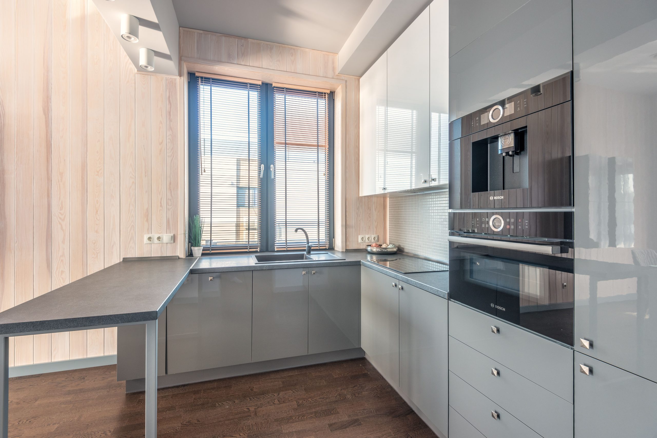 Cuisine moderne élégante avec meubles design et lumière naturelle
