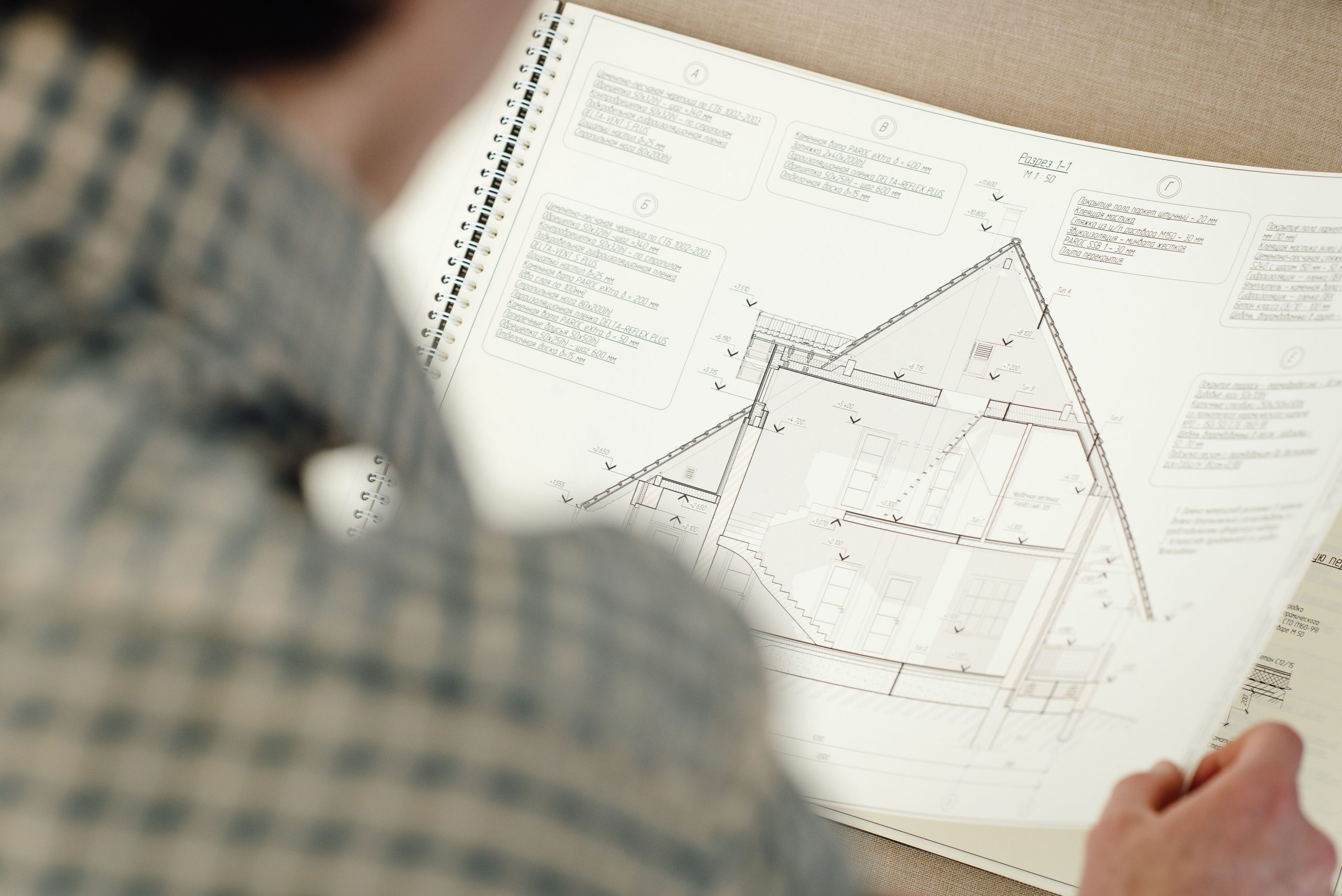 Professionnel examinant plan architectural détaillé