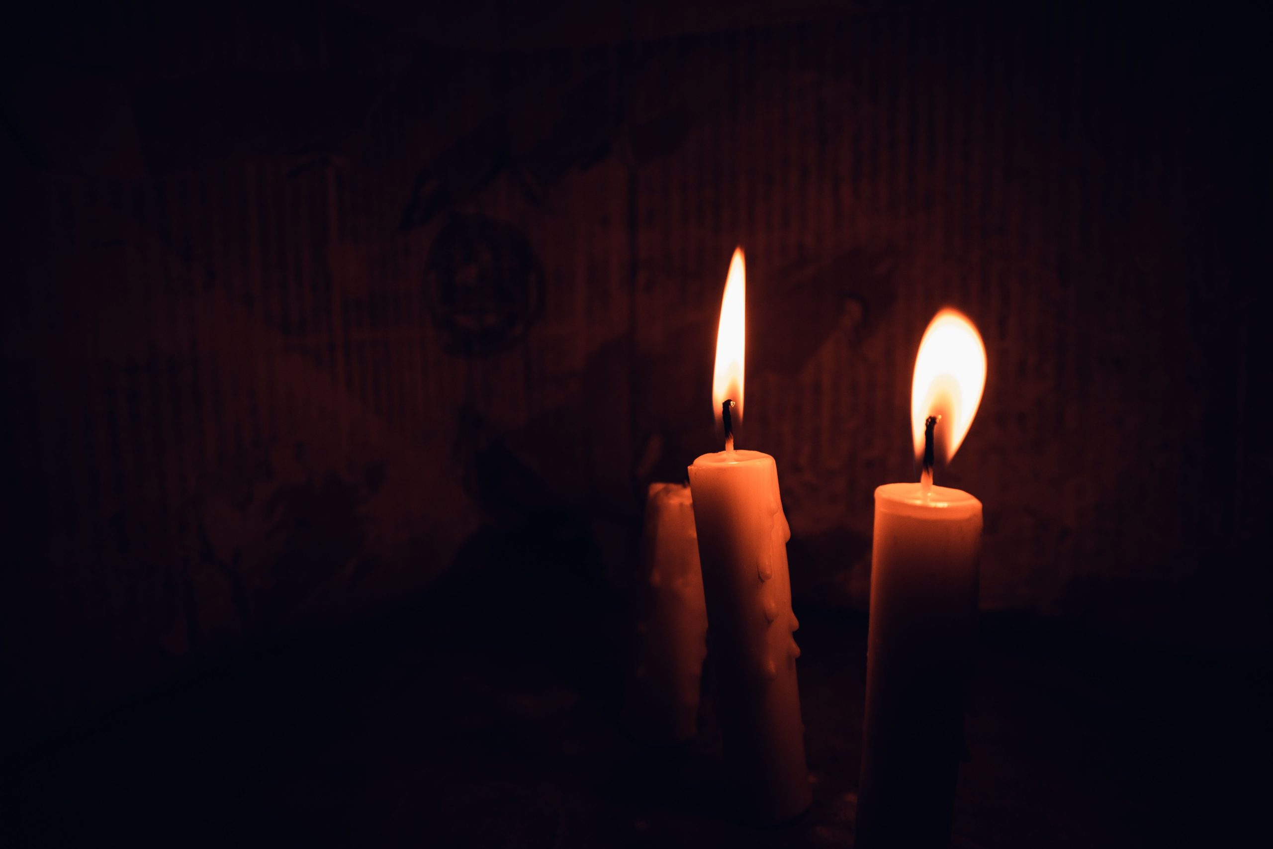 Trois bougies allumées créant une ambiance chaleureuse