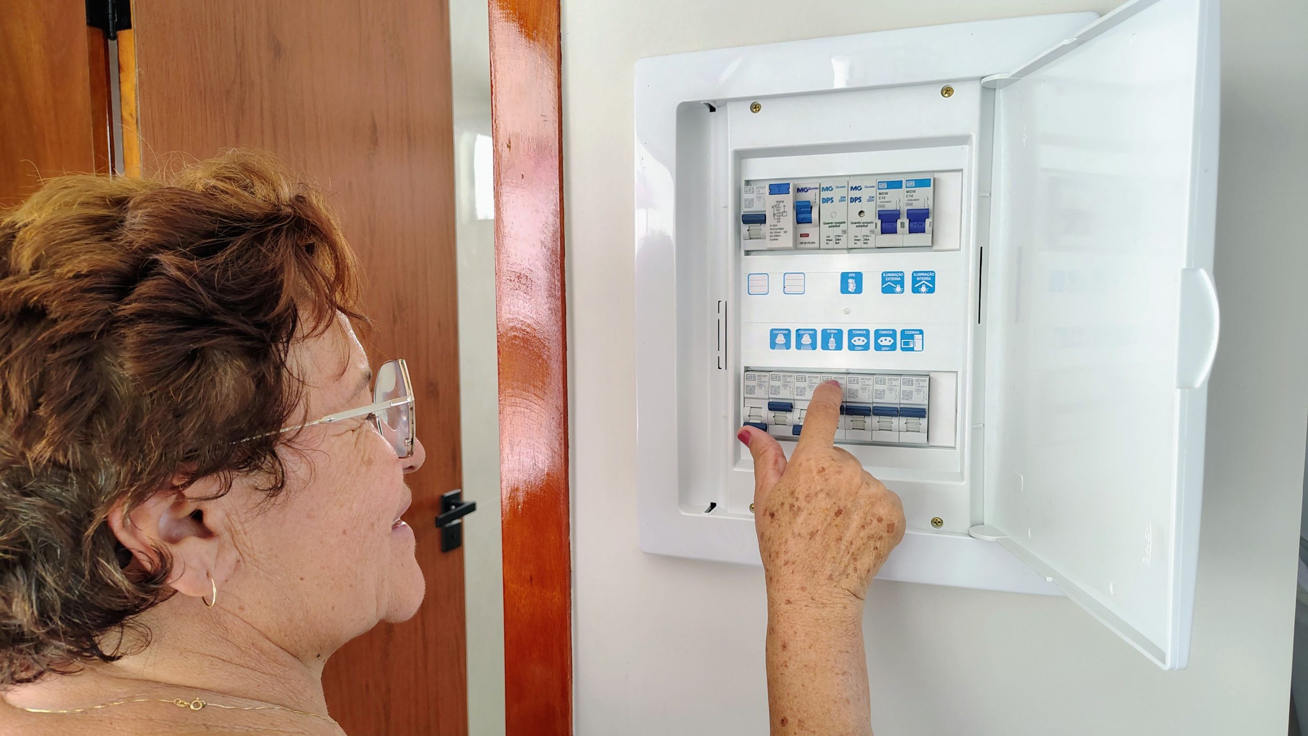 Femme ajuste panneau électrique fusibles maison