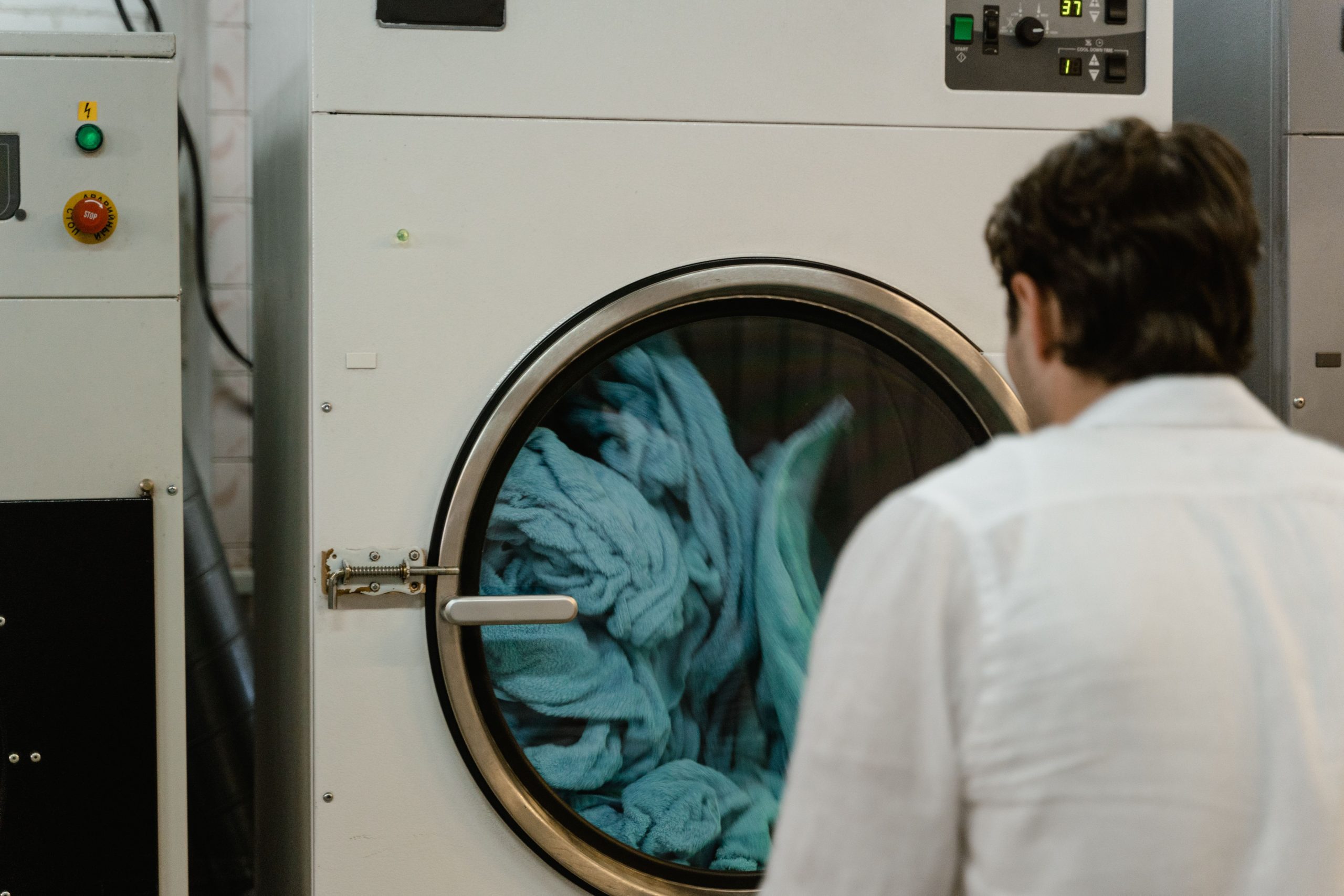 Homme observant le cycle de lavage machine