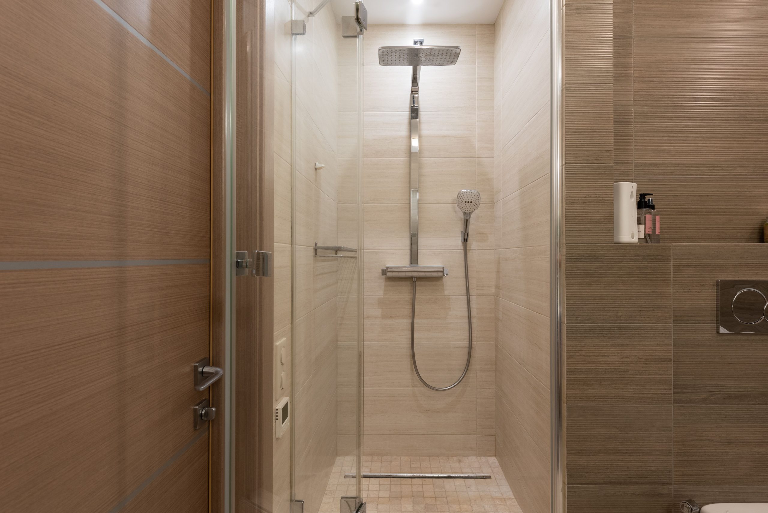 Douche contemporaine avec paroi vitrée épurée