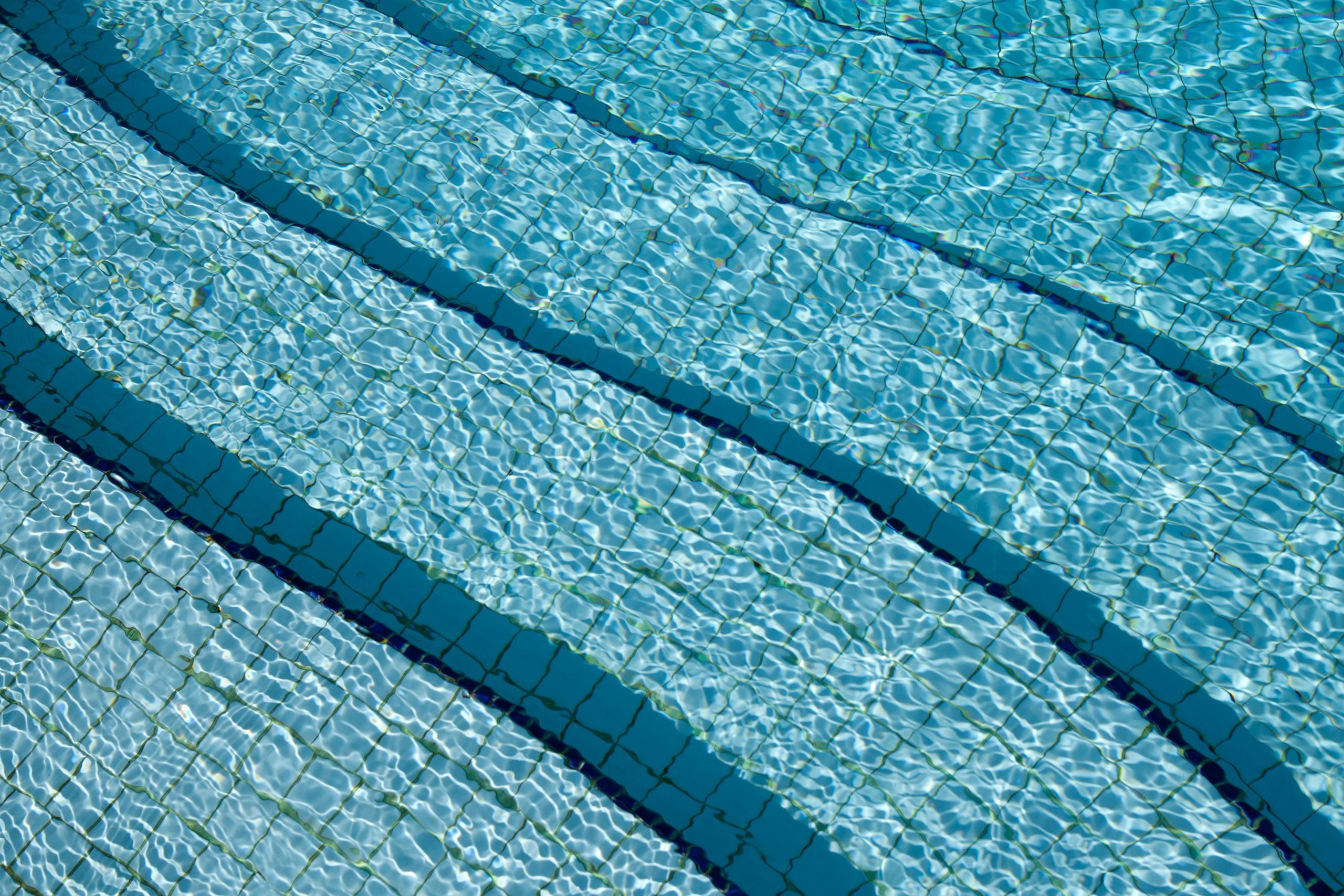 Eau cristalline piscine carrelée calme