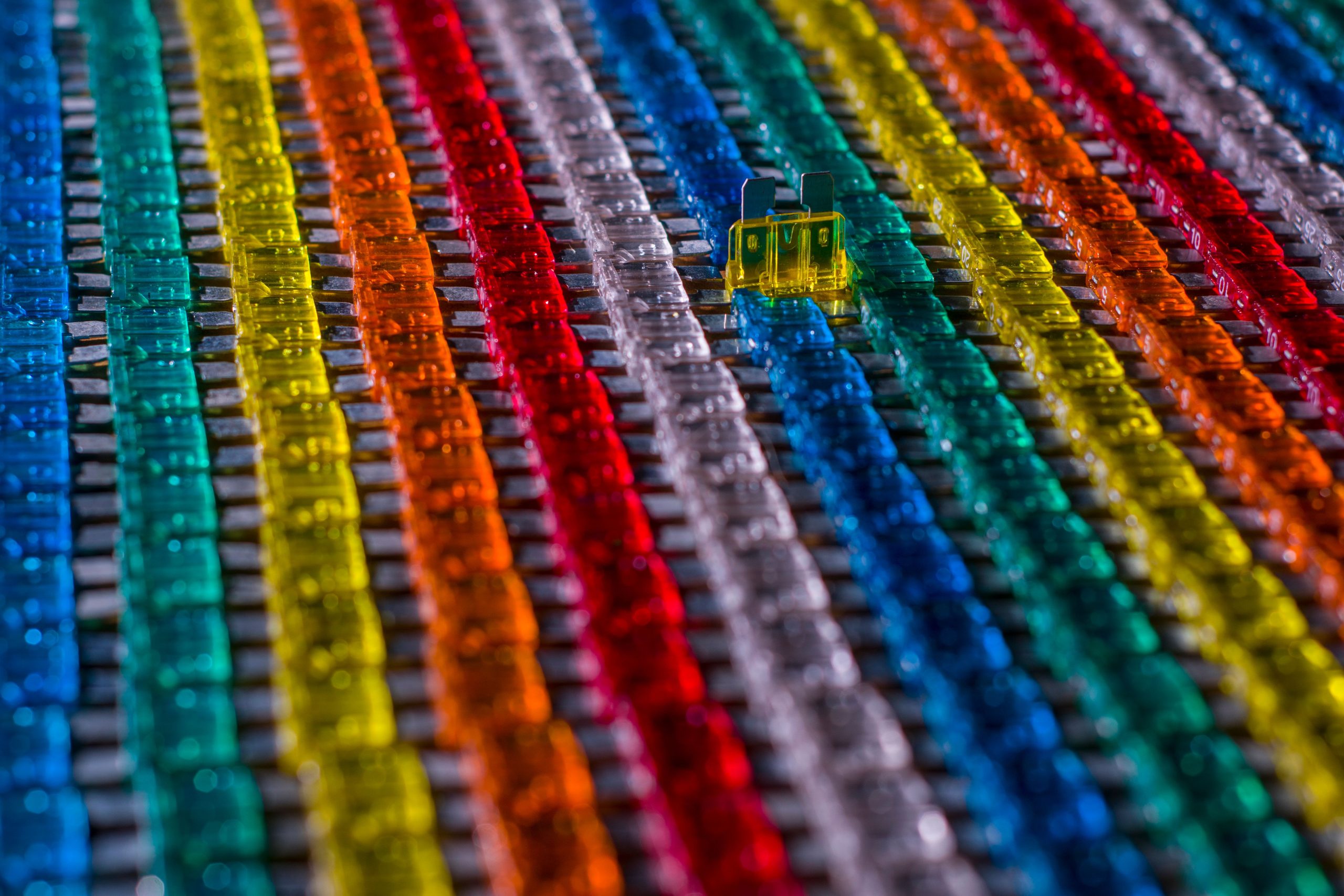 Fusibles lames électriques colorés rangés usine