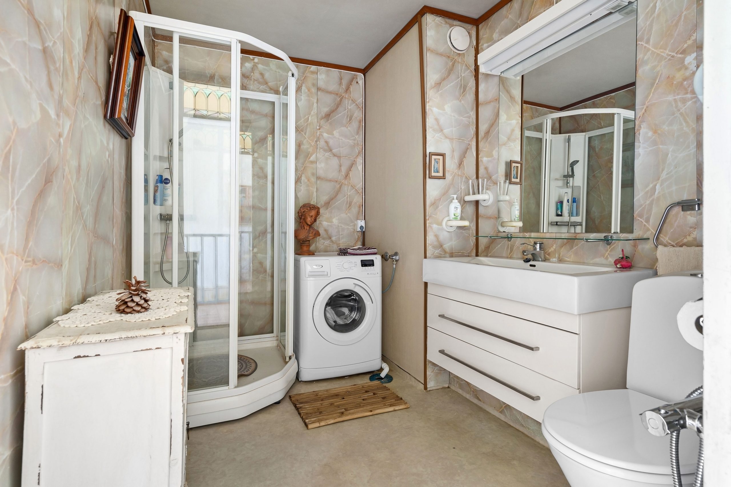 Petite salle de bain minimaliste avec douche intégrée