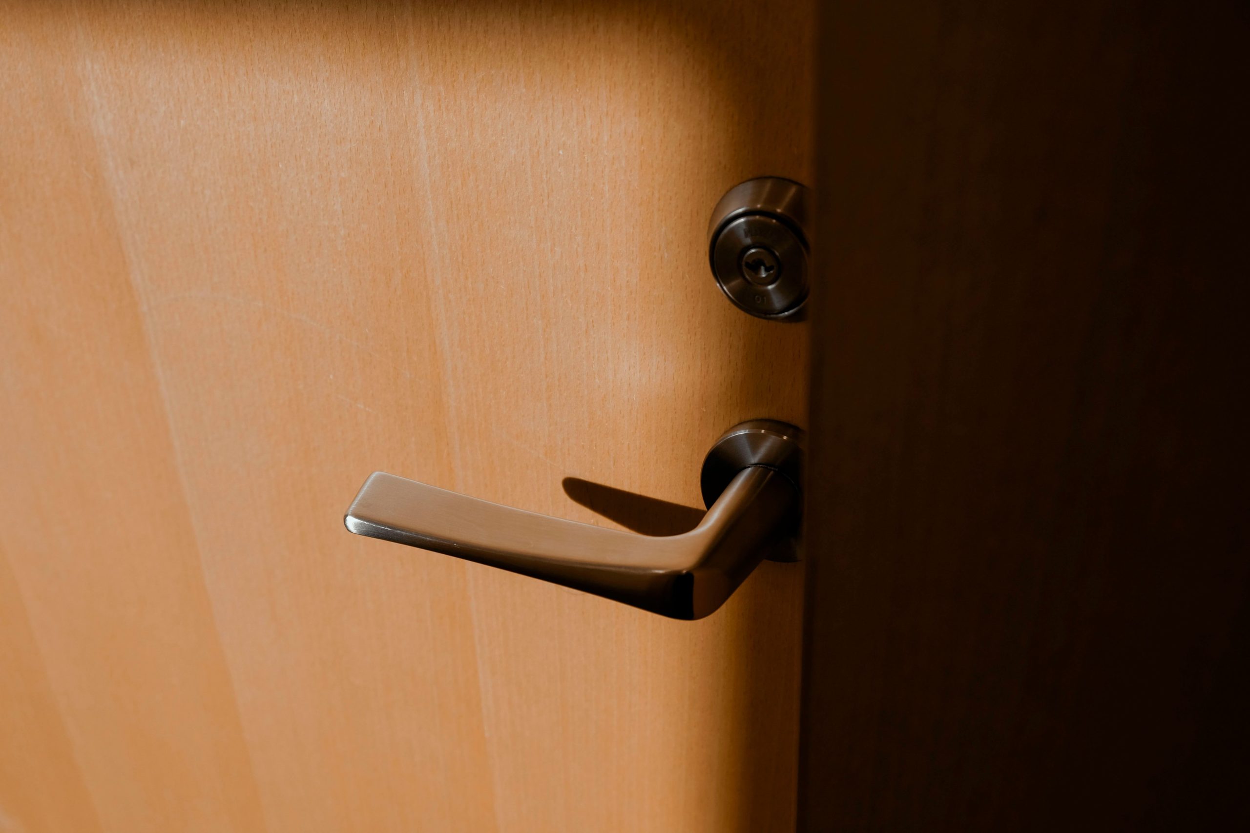 Poignée porte argent élégante bois lumière chaude