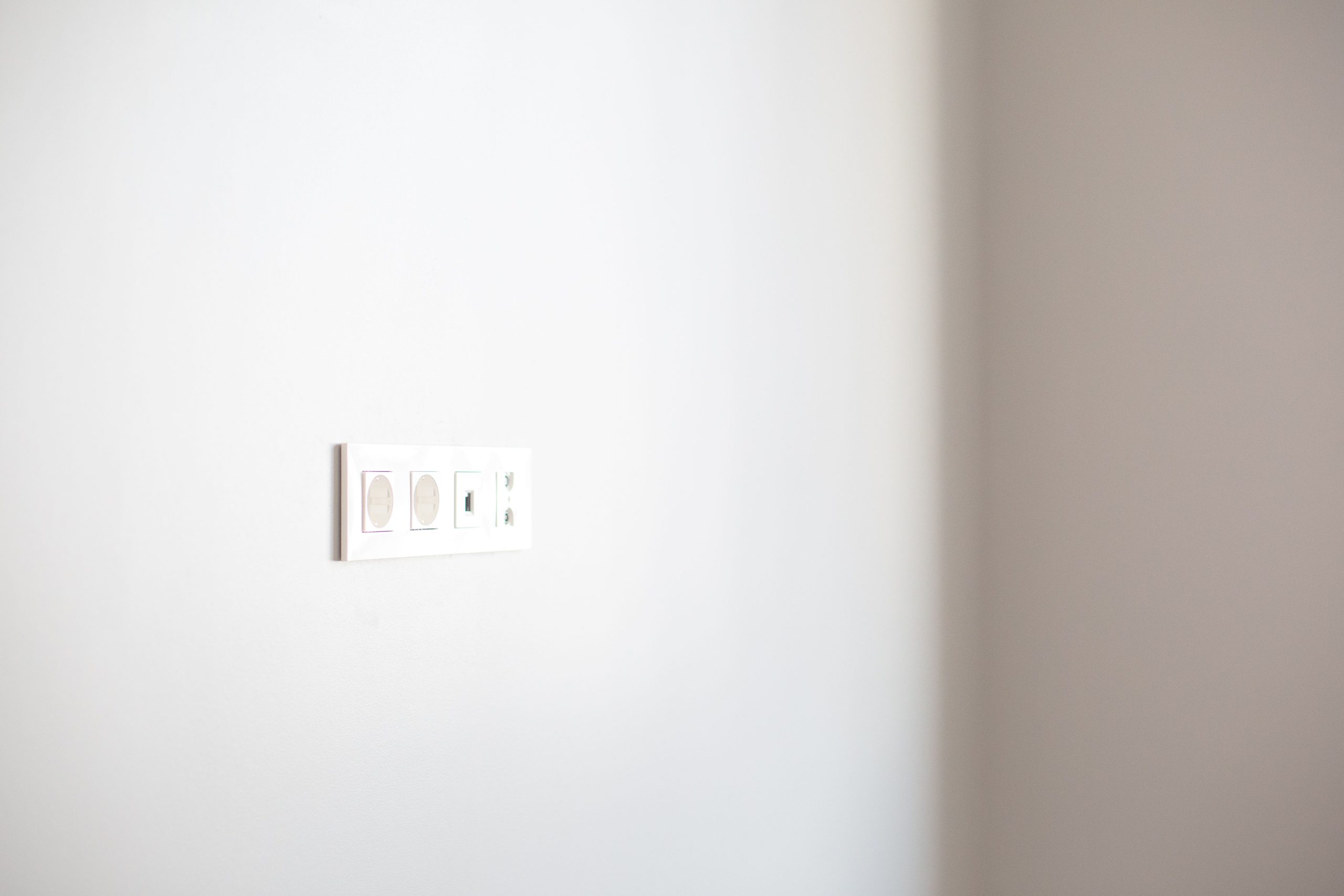 Prise électrique moderne blanche pour salle de bain
