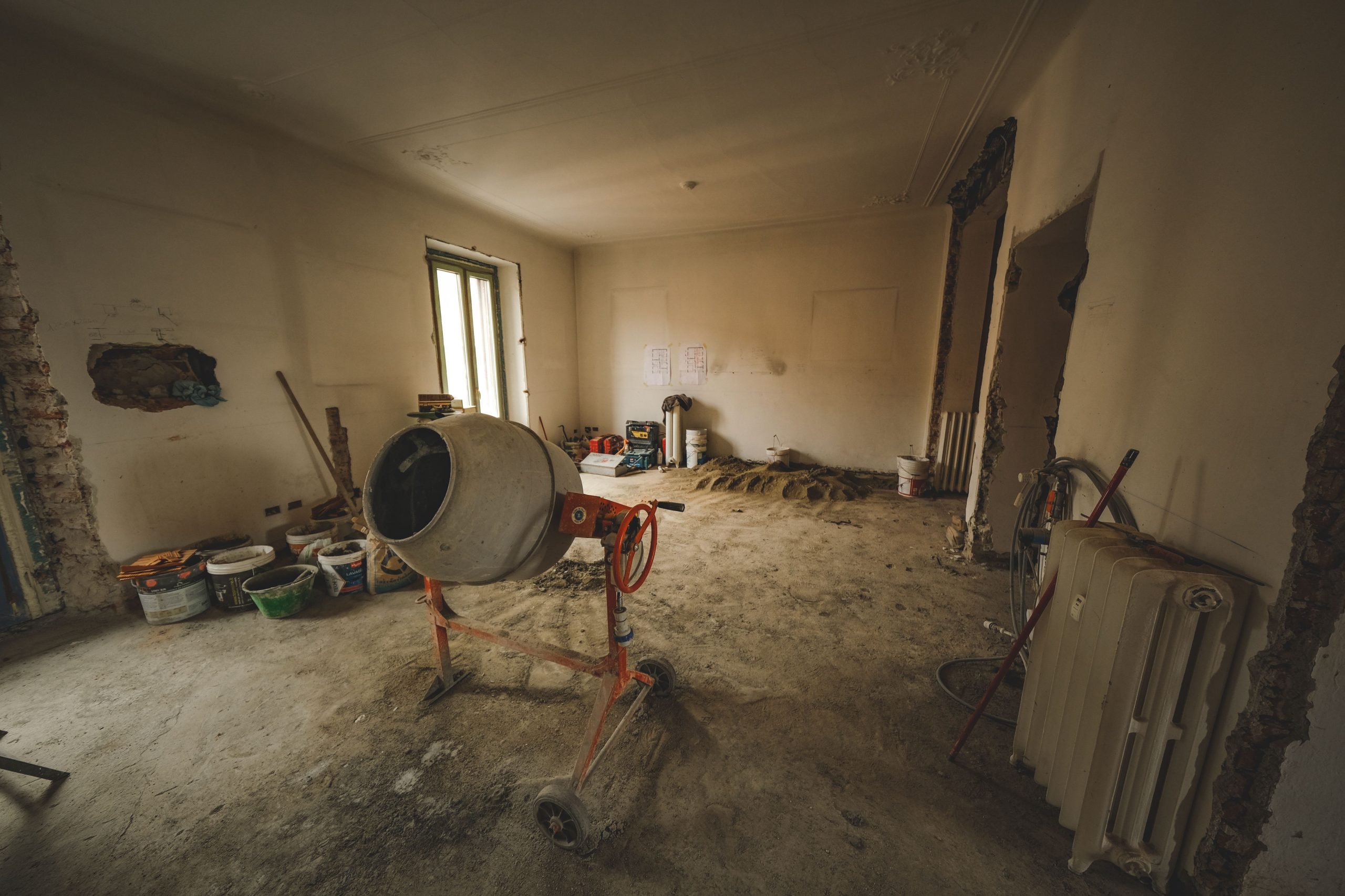 Pièce vide avec bétonnière et outils rénovation