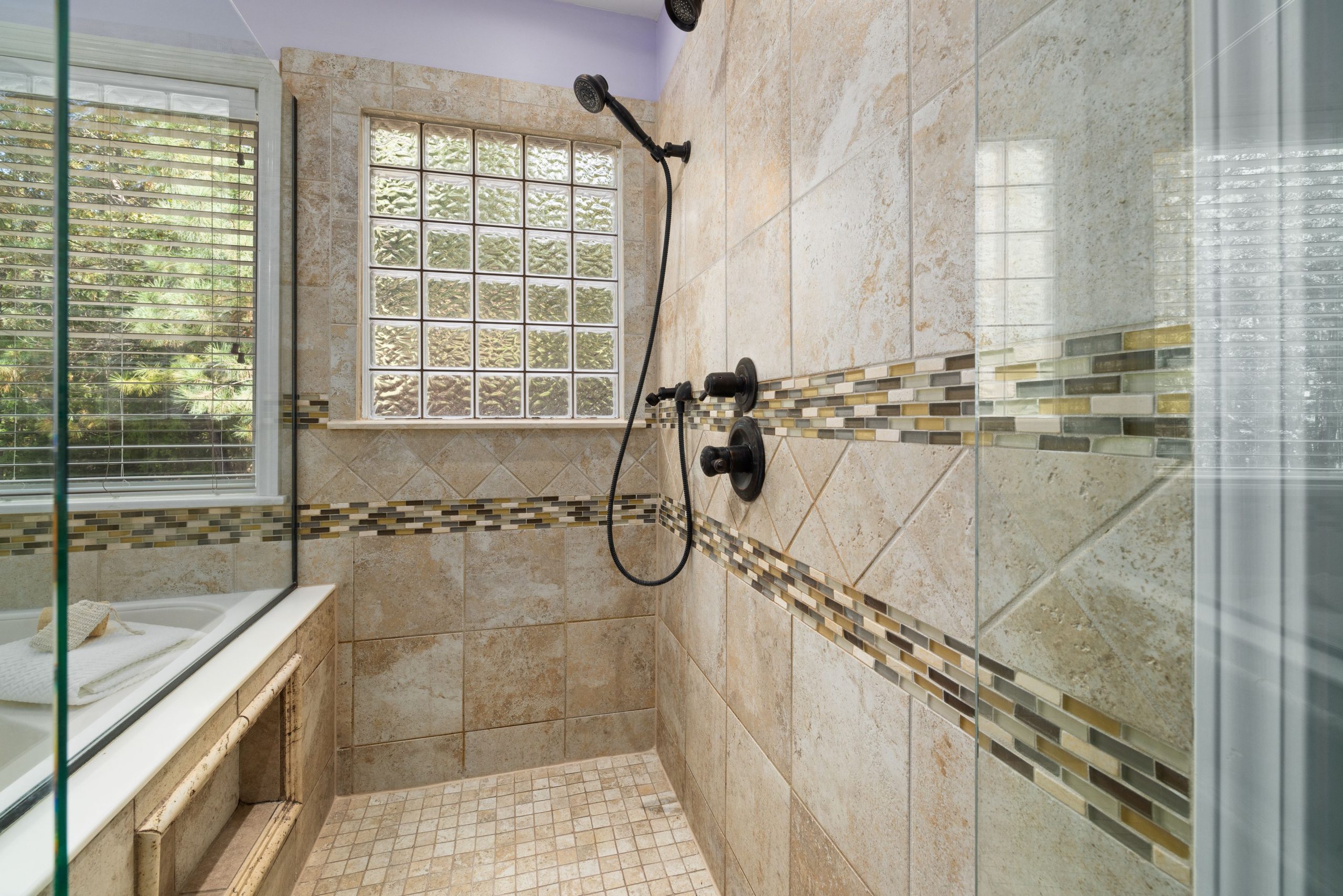 Salle de bain moderne avec douche et briques de verre