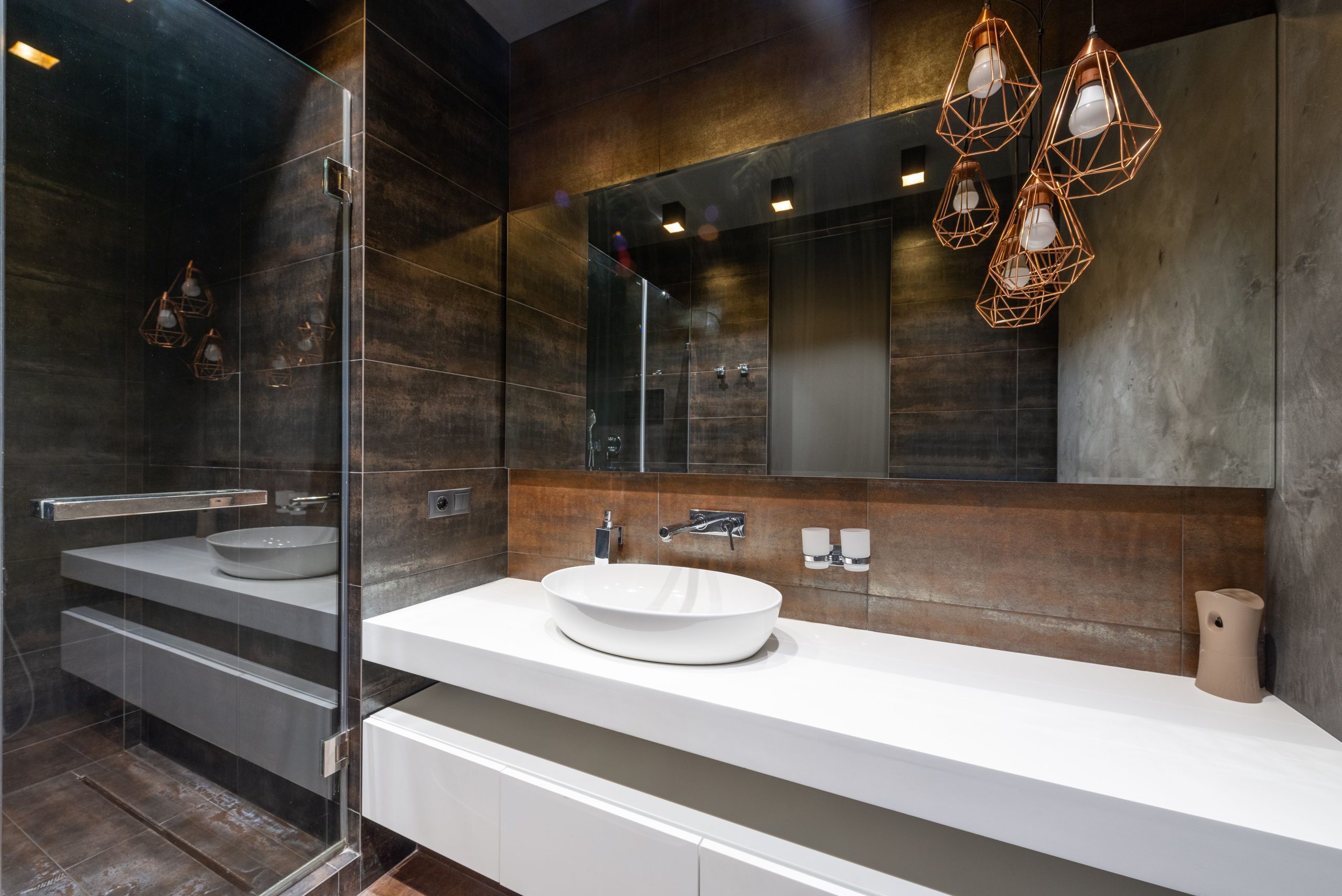 Salle de bain contemporaine avec luminaires suspendus élégants