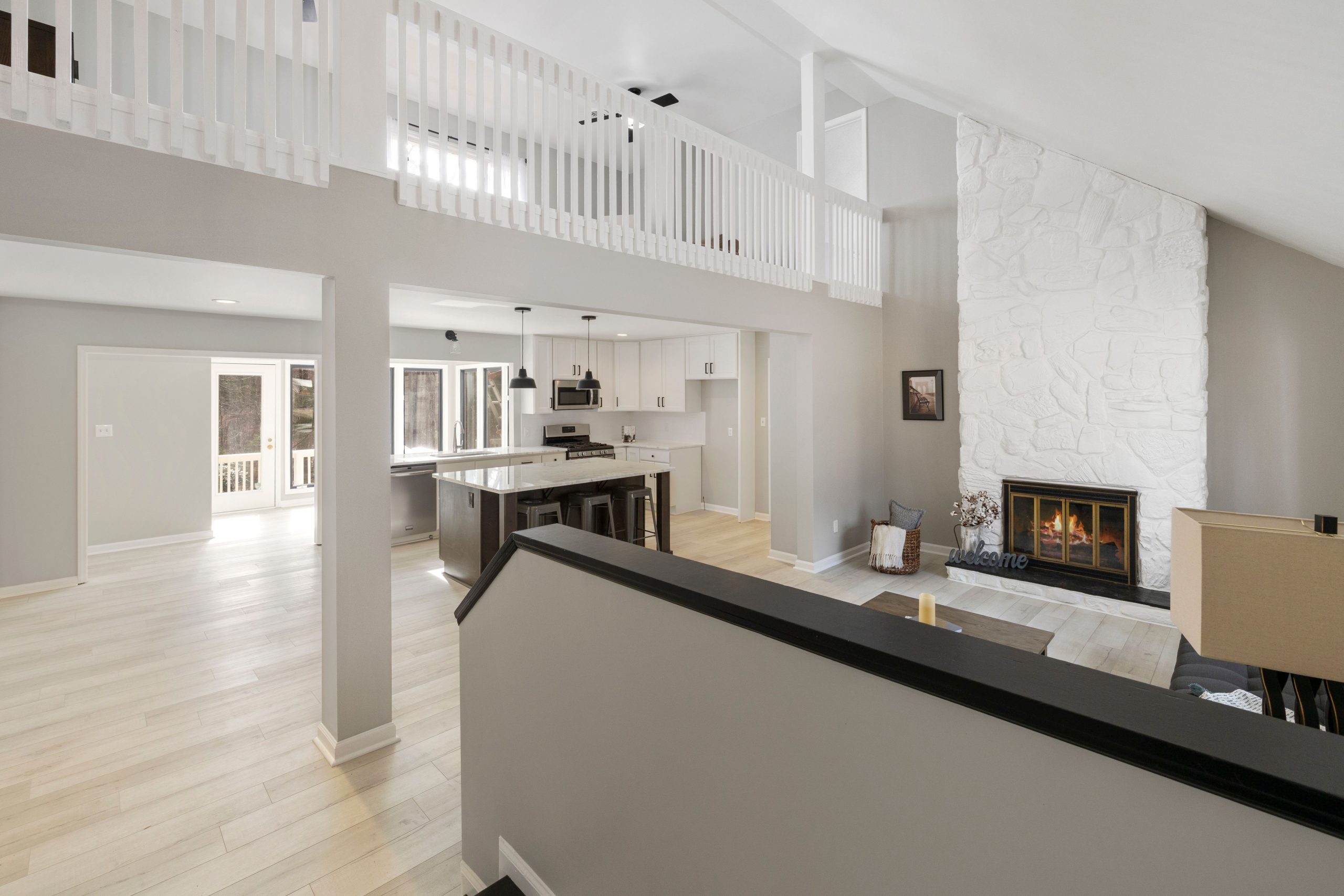 Salon moderne avec cheminée et cuisine