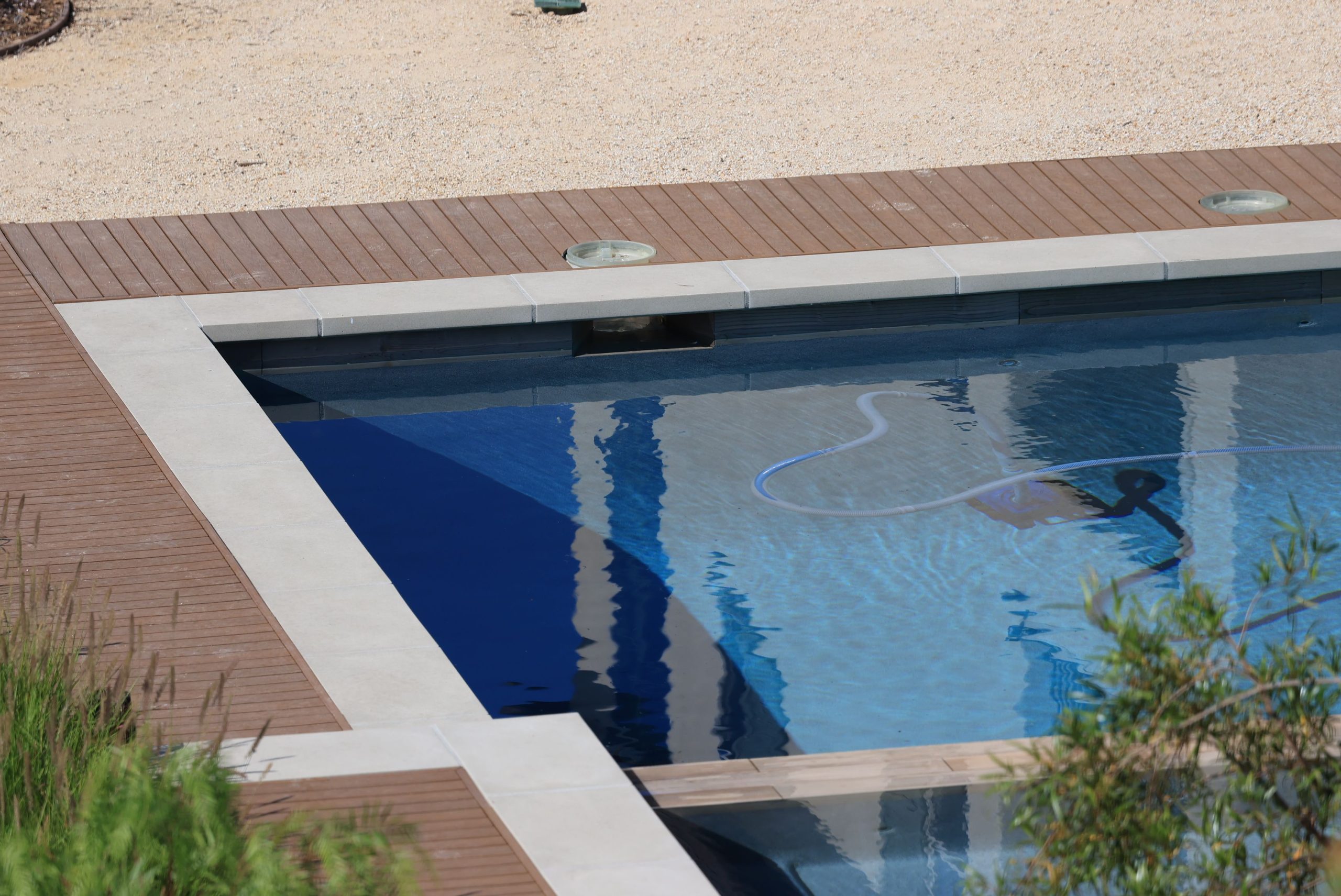 Piscine avec terrasse bois ensoleillée