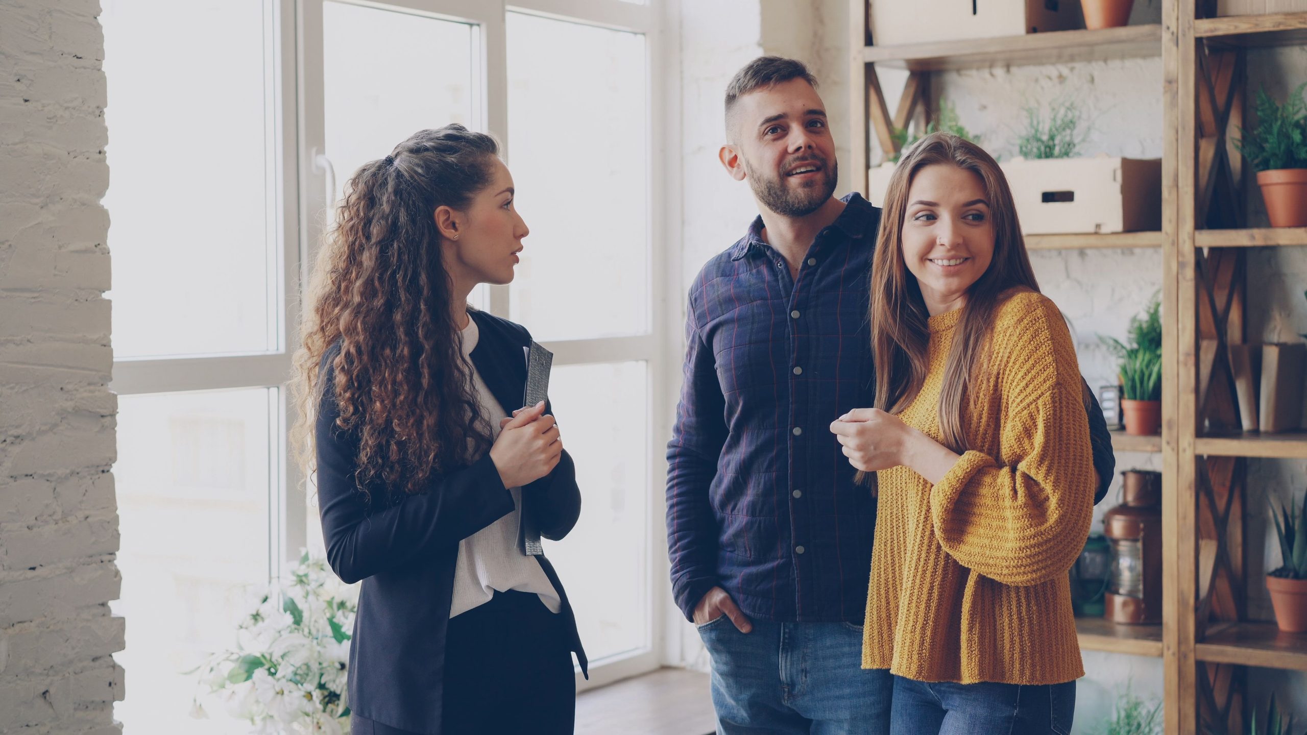 Agent immobilier montrant un appartement à des clients