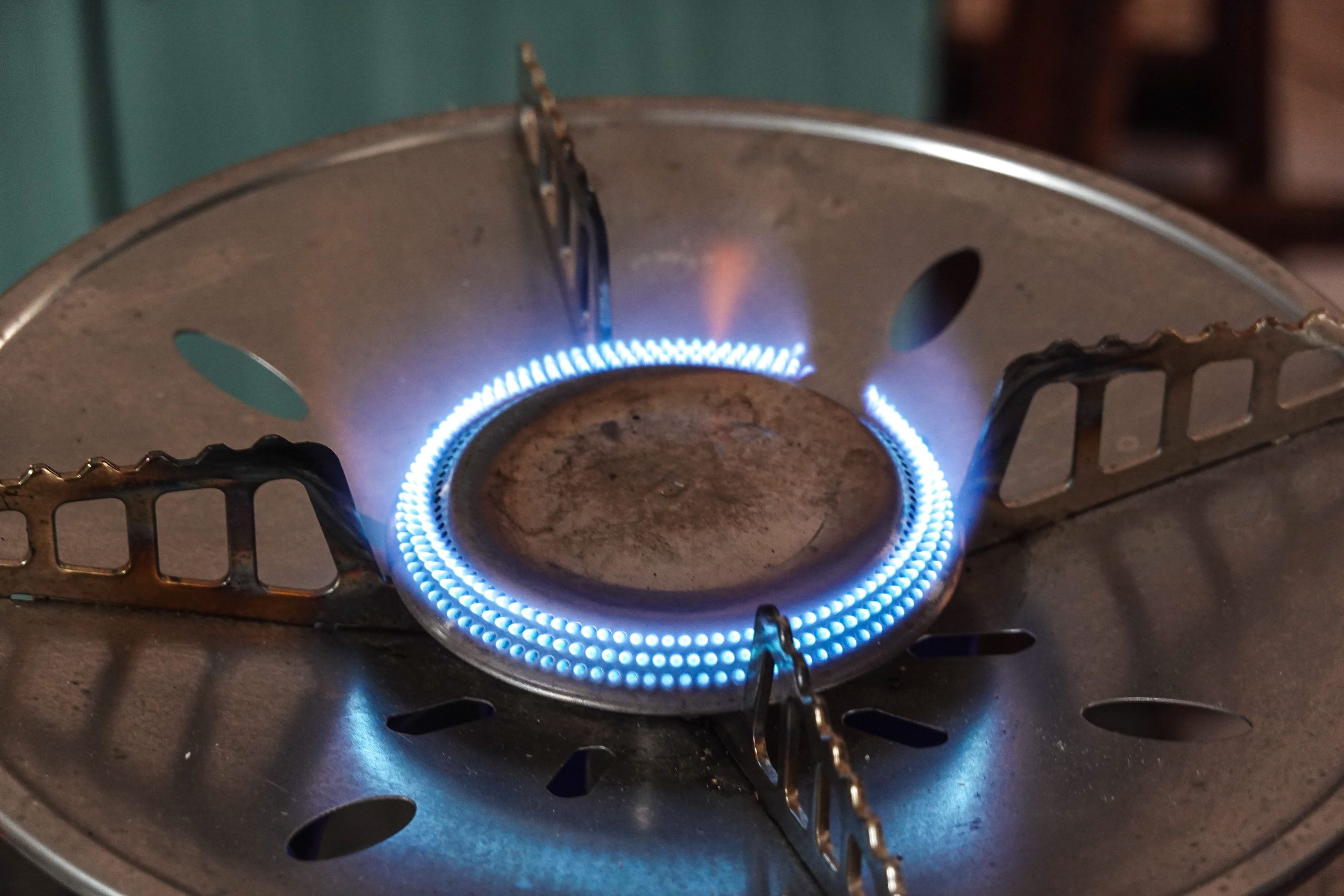 Bruleur gaz allume flammes bleues
