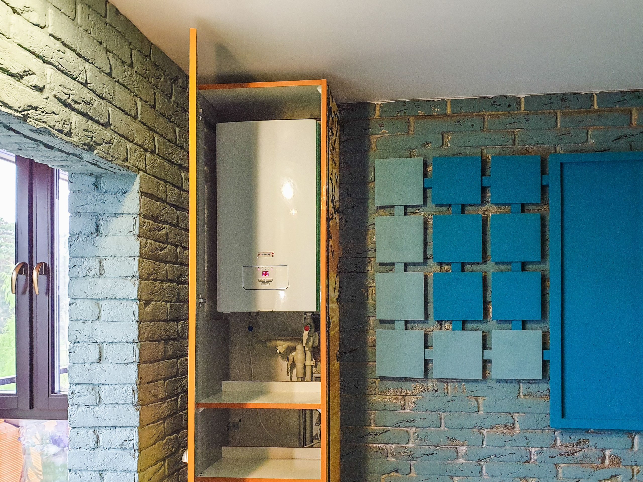 Chauffe-eau moderne intégré dans meuble cabinet