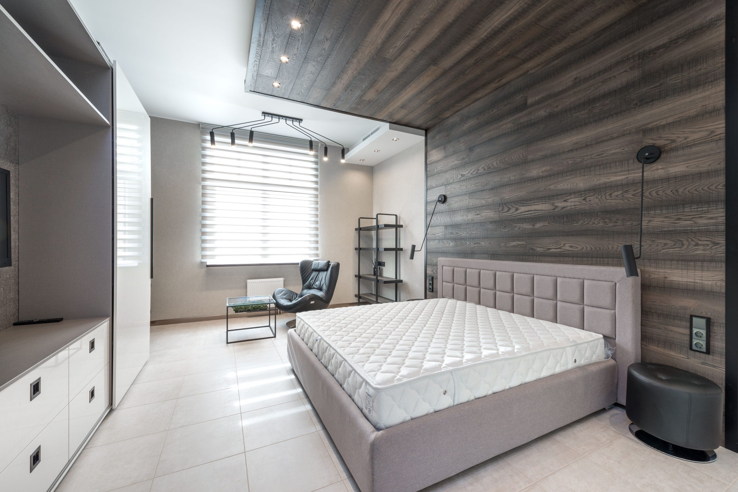 Matelas blanc dans chambre lumineuse et stylisée