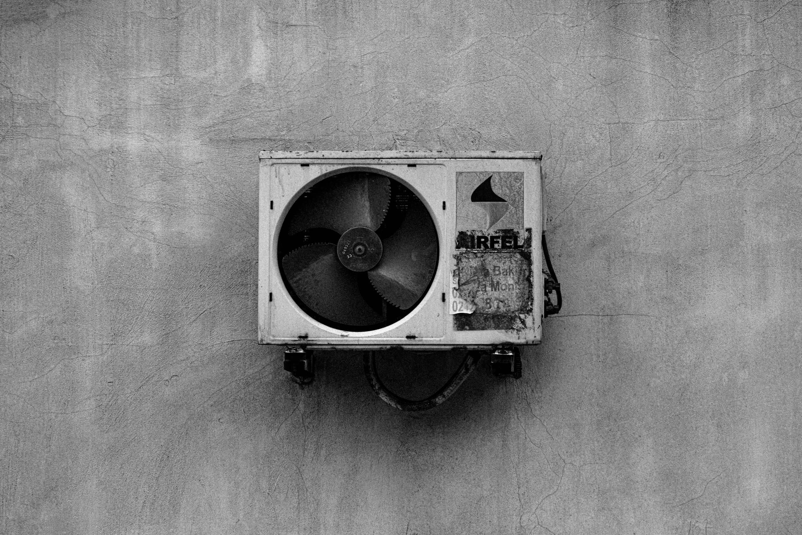 Climatiseur mural en noir et blanc