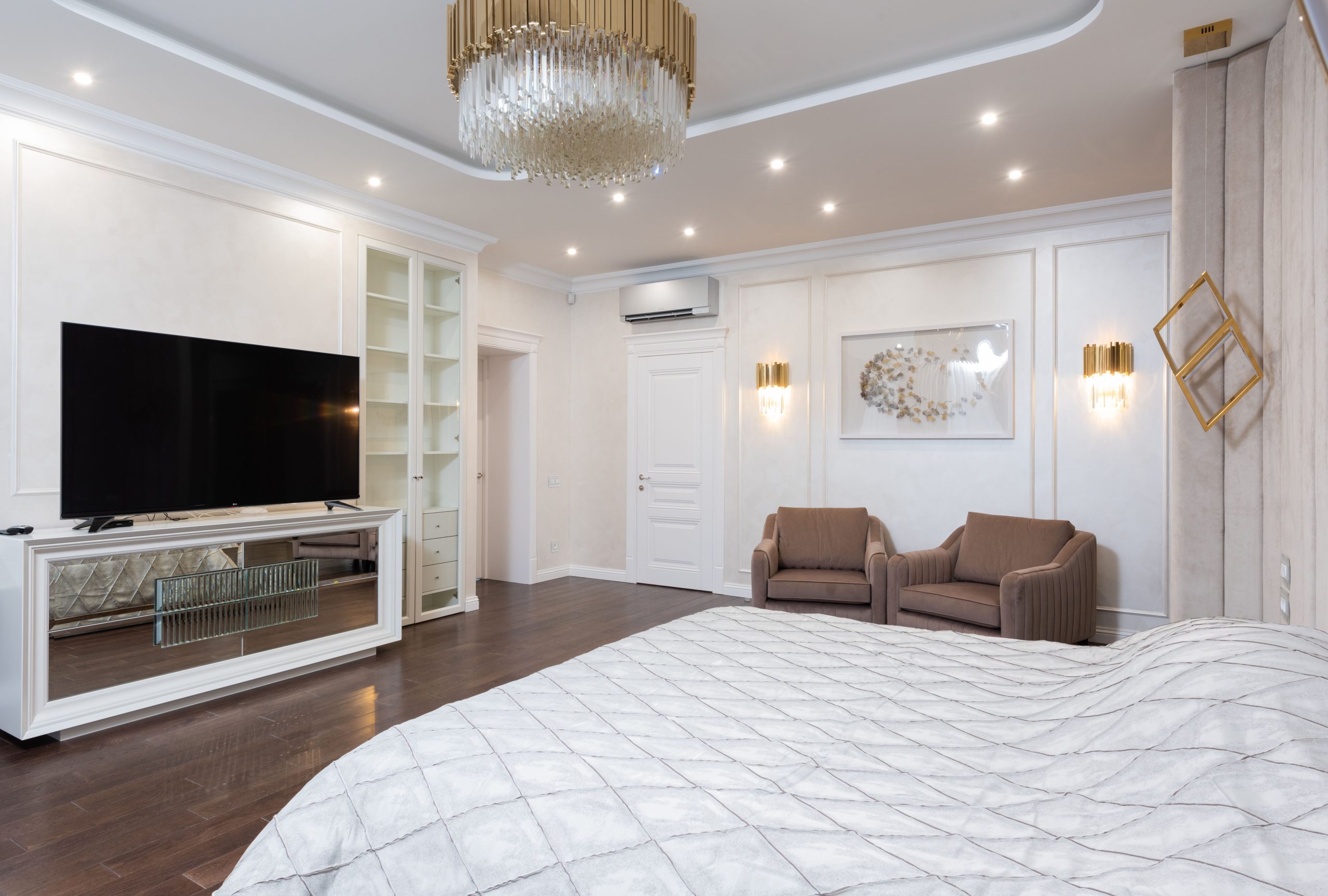 Salon spacieux avec climatiseur et mobilier confortable