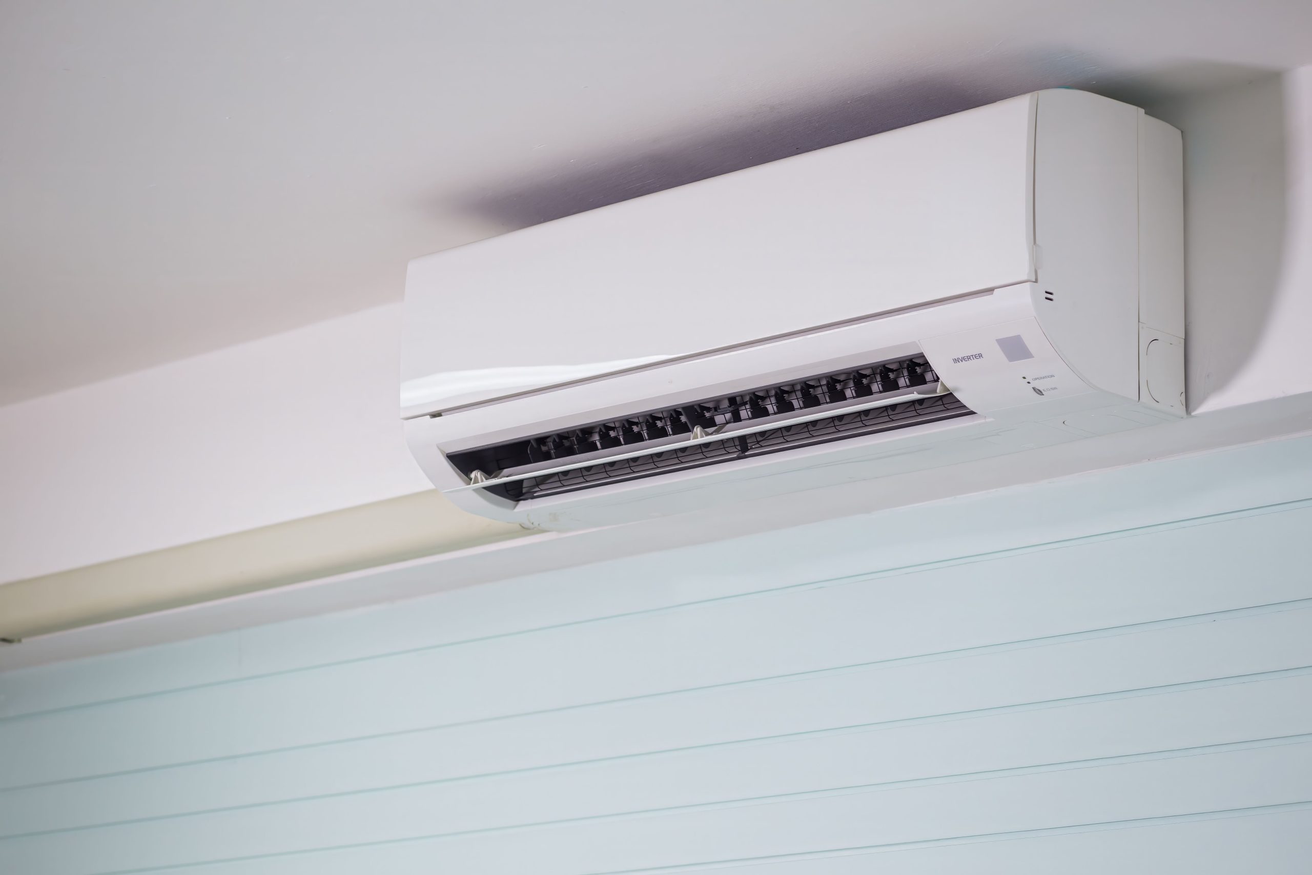 Pourquoi le voyant orange de ma climatisation Hitachi clignote ?