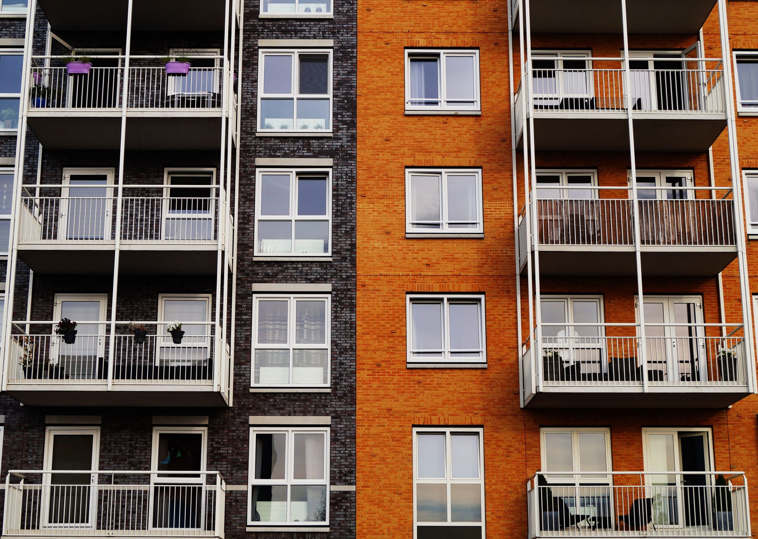 Façade d'un immeuble avec balcons et fenêtres