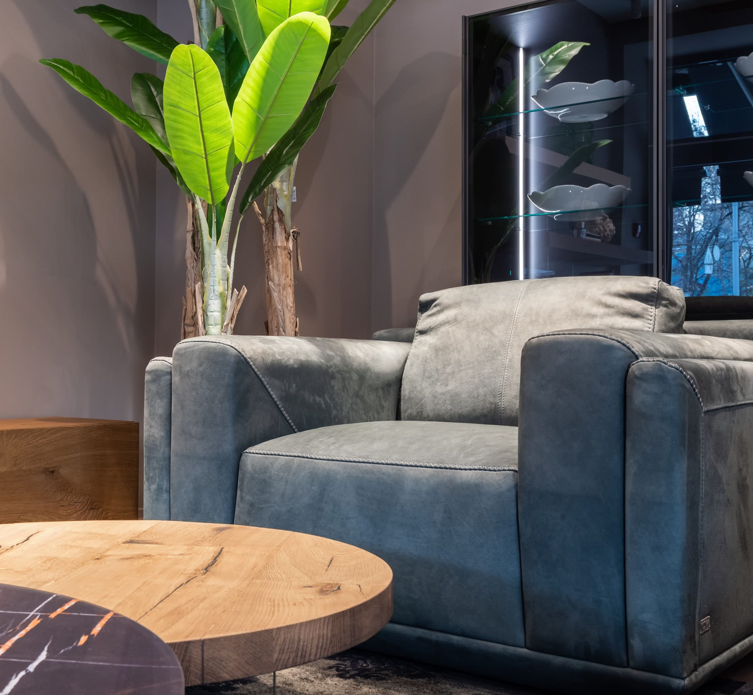 Fauteuil gris confortable dans un salon cosy