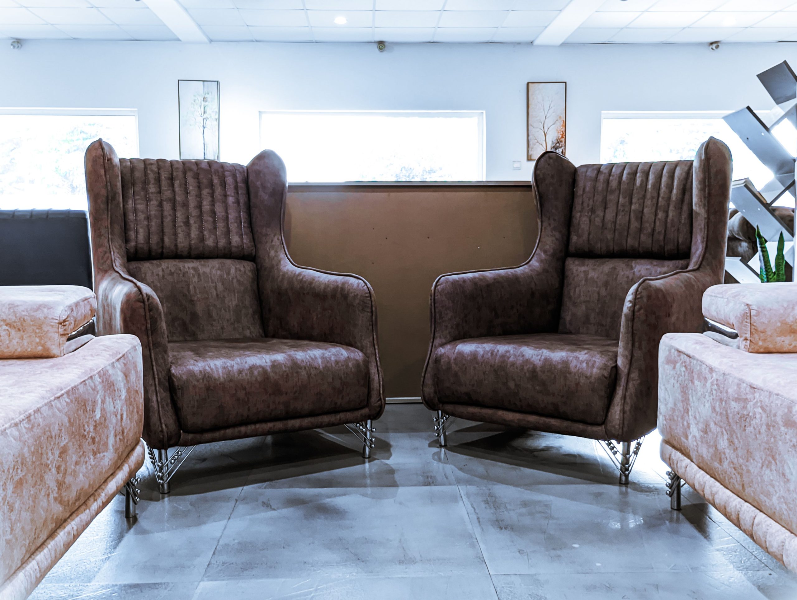 Fauteuils en cuir marron dans un salon moderne