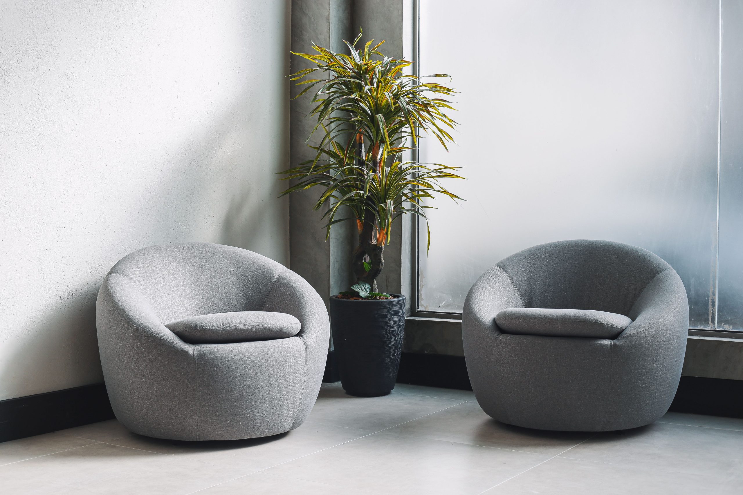 Fauteuils gris élégants dans un salon minimaliste