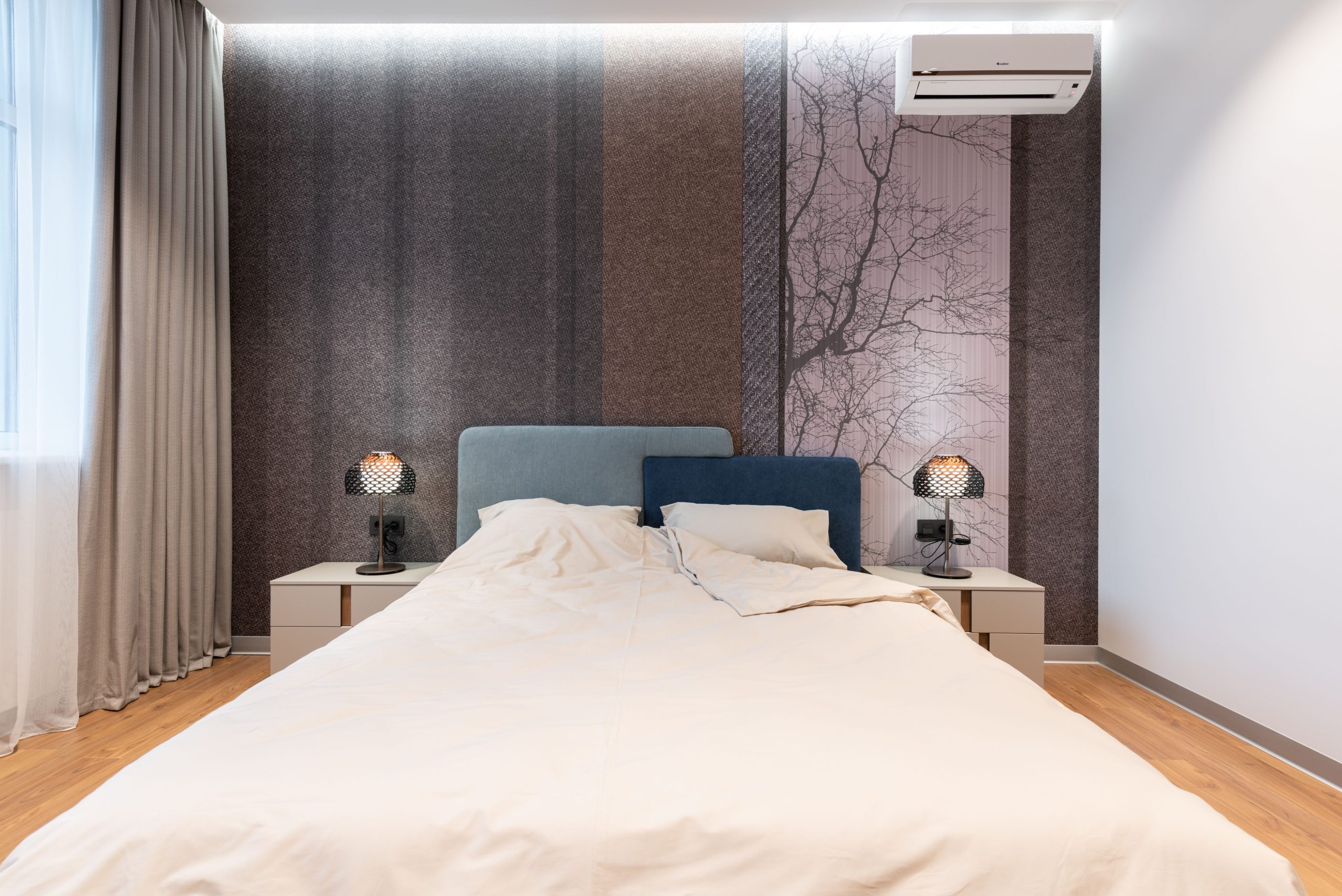 Chambre moderne avec climatisation murale intégrée