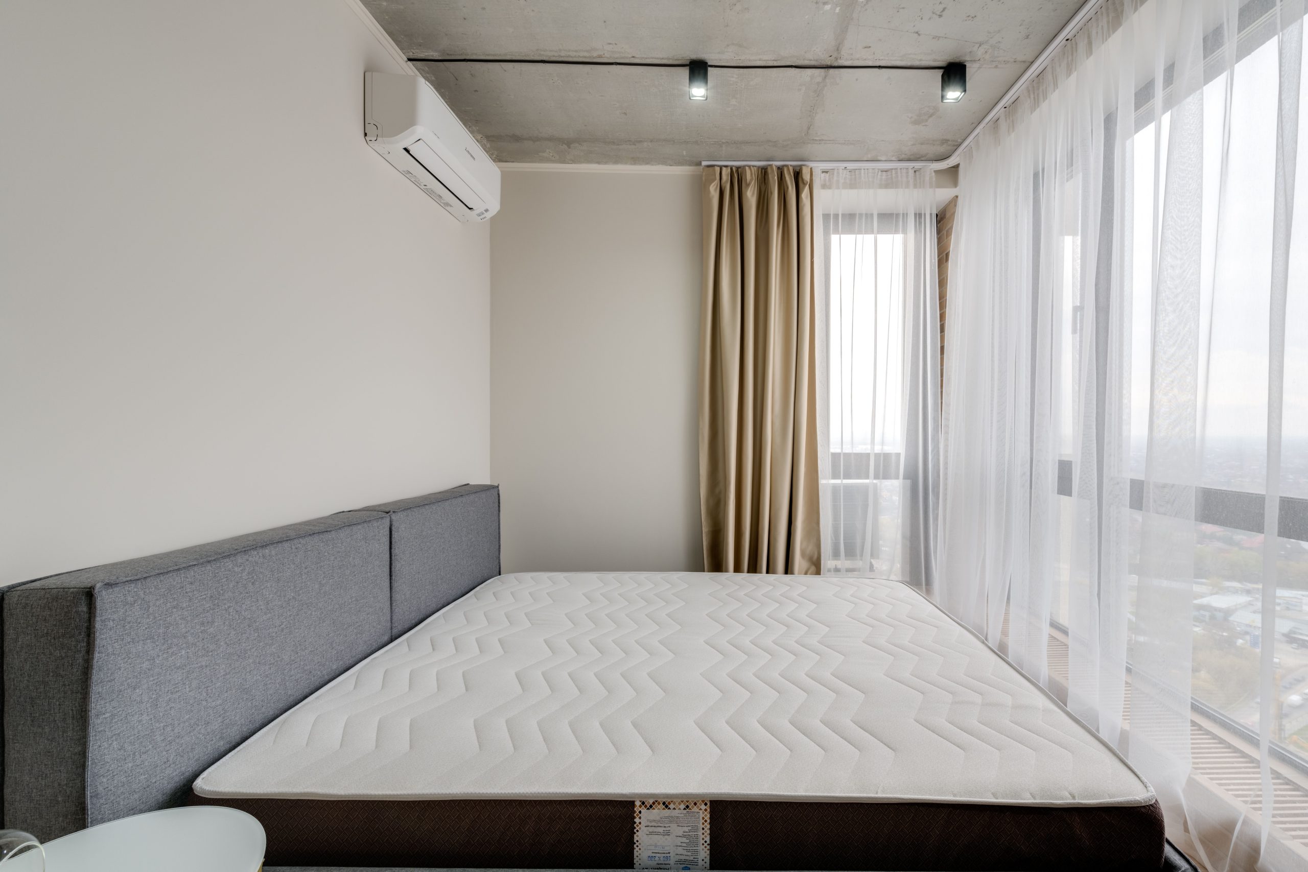 Chambre moderne avec matelas impeccable lumineux