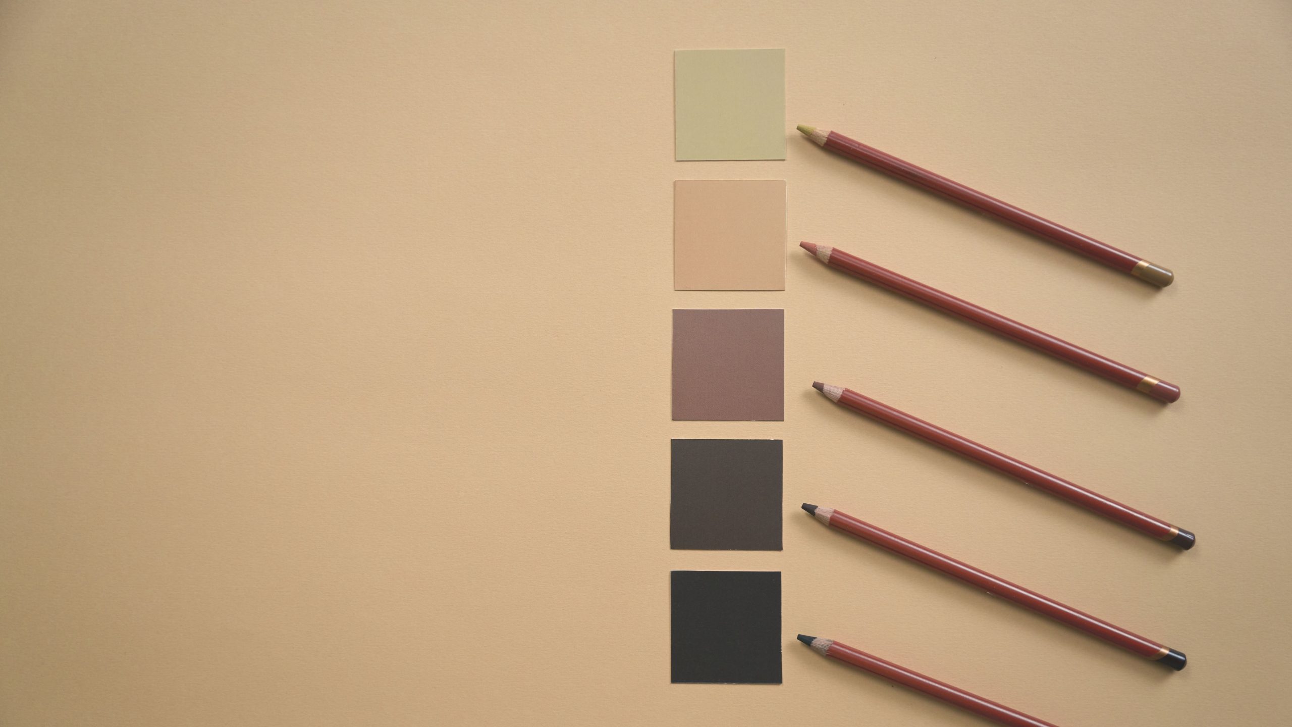 Crayons de couleur et teintes terreuses