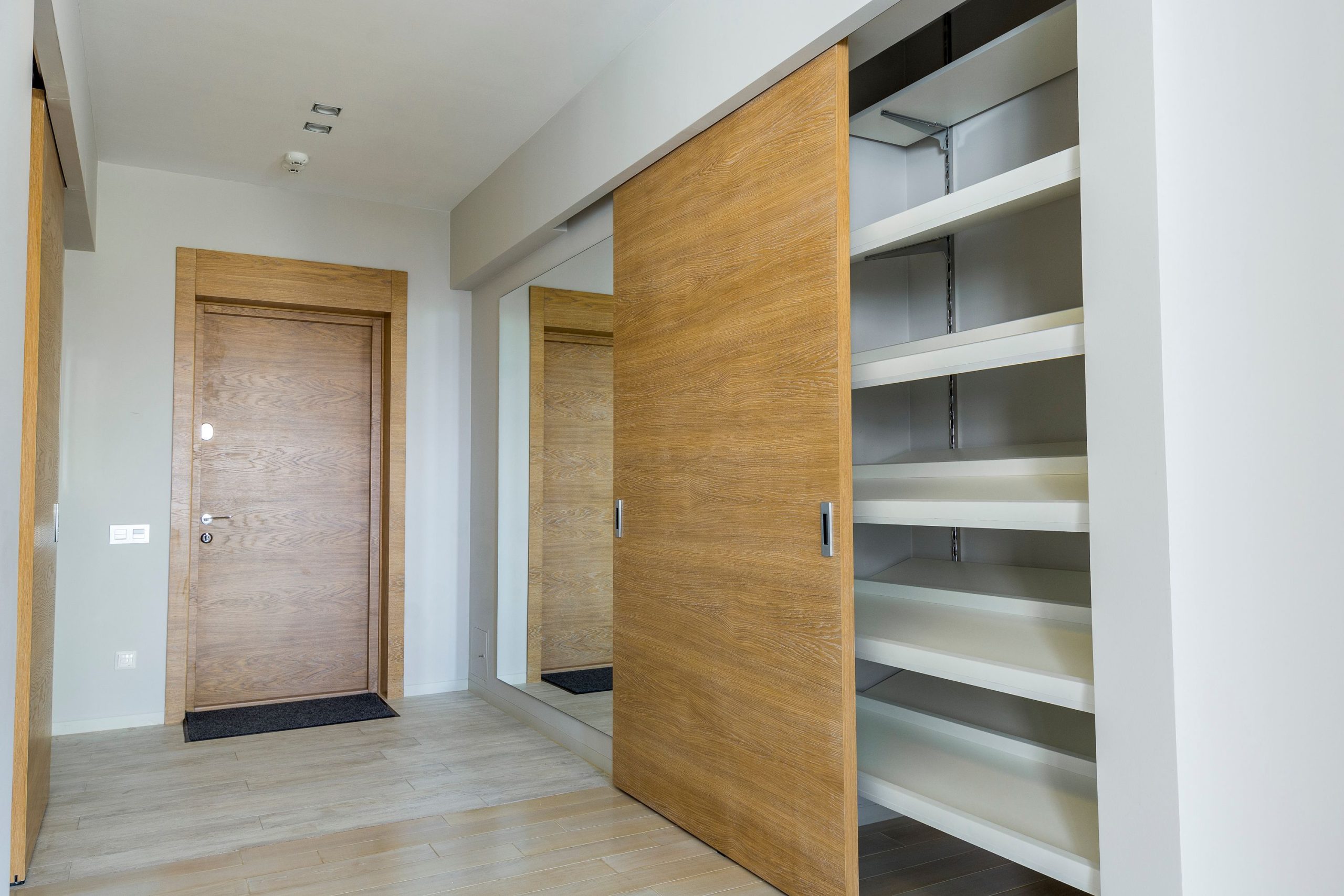 Dressing élégant avec portes coulissantes en bois