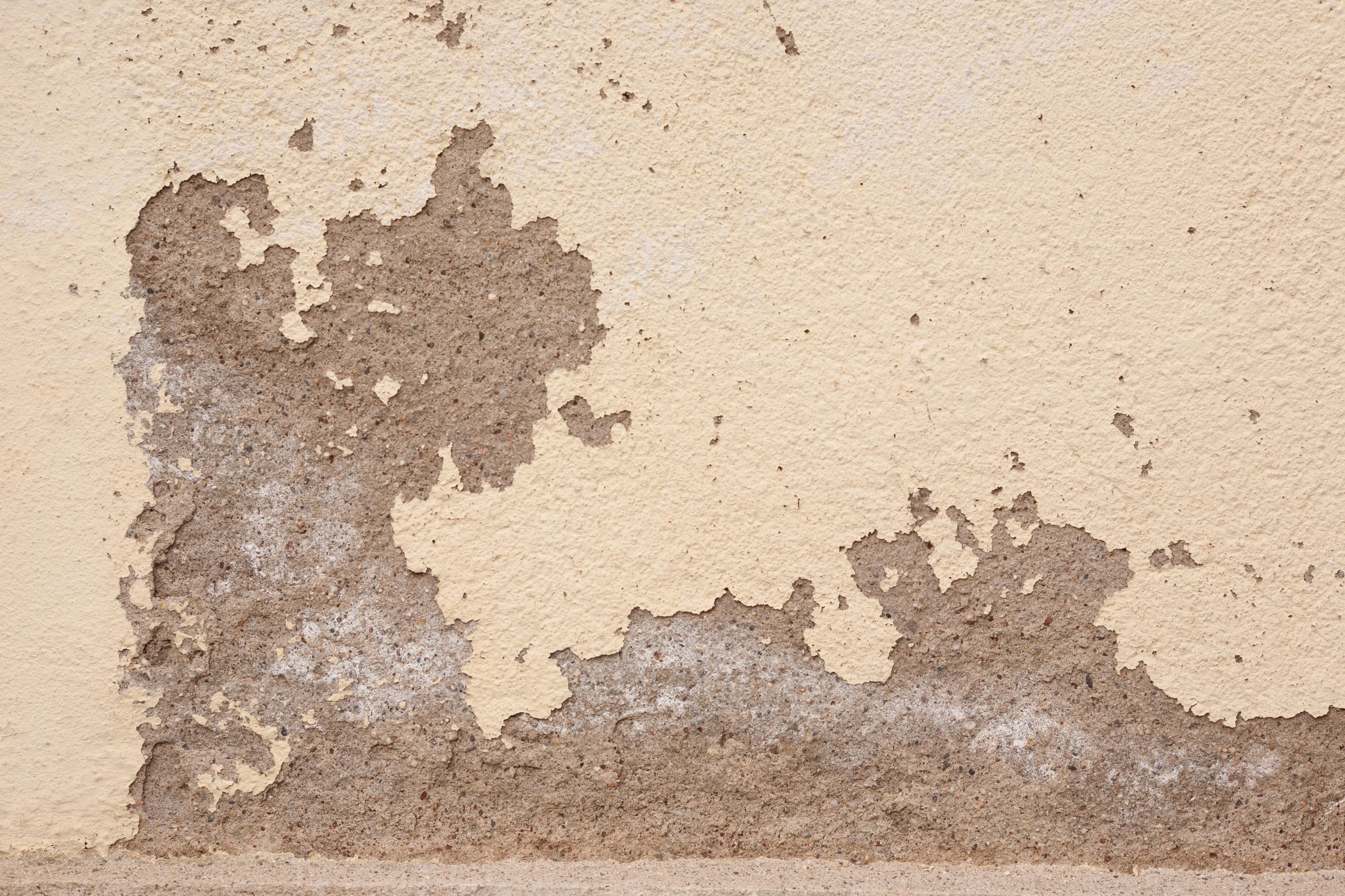 Mur ancien avec plâtre fissuré et rugueux