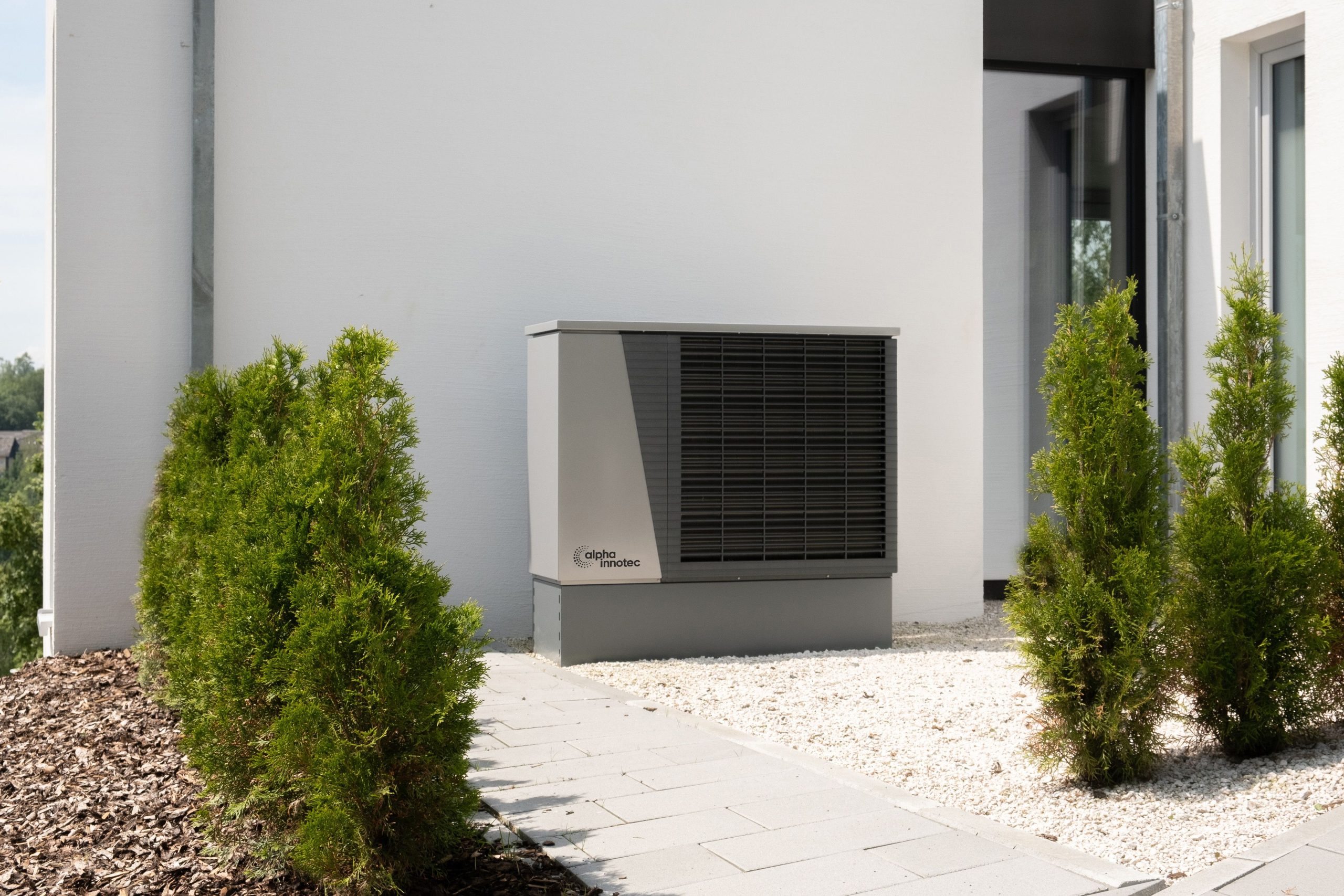 Unité extérieure de climatisation sur bâtiment moderne