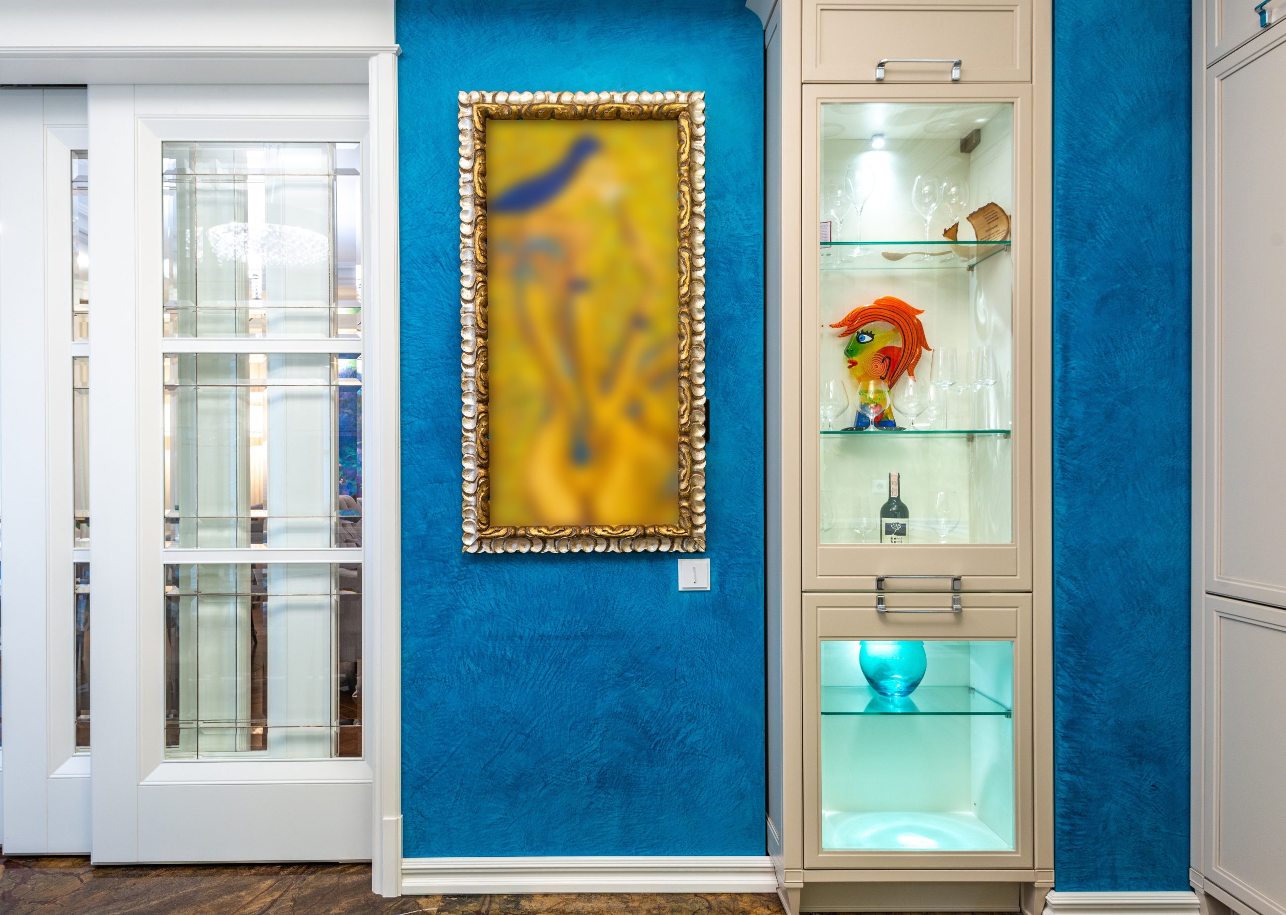 Chambre moderne avec porte coulissante bleue