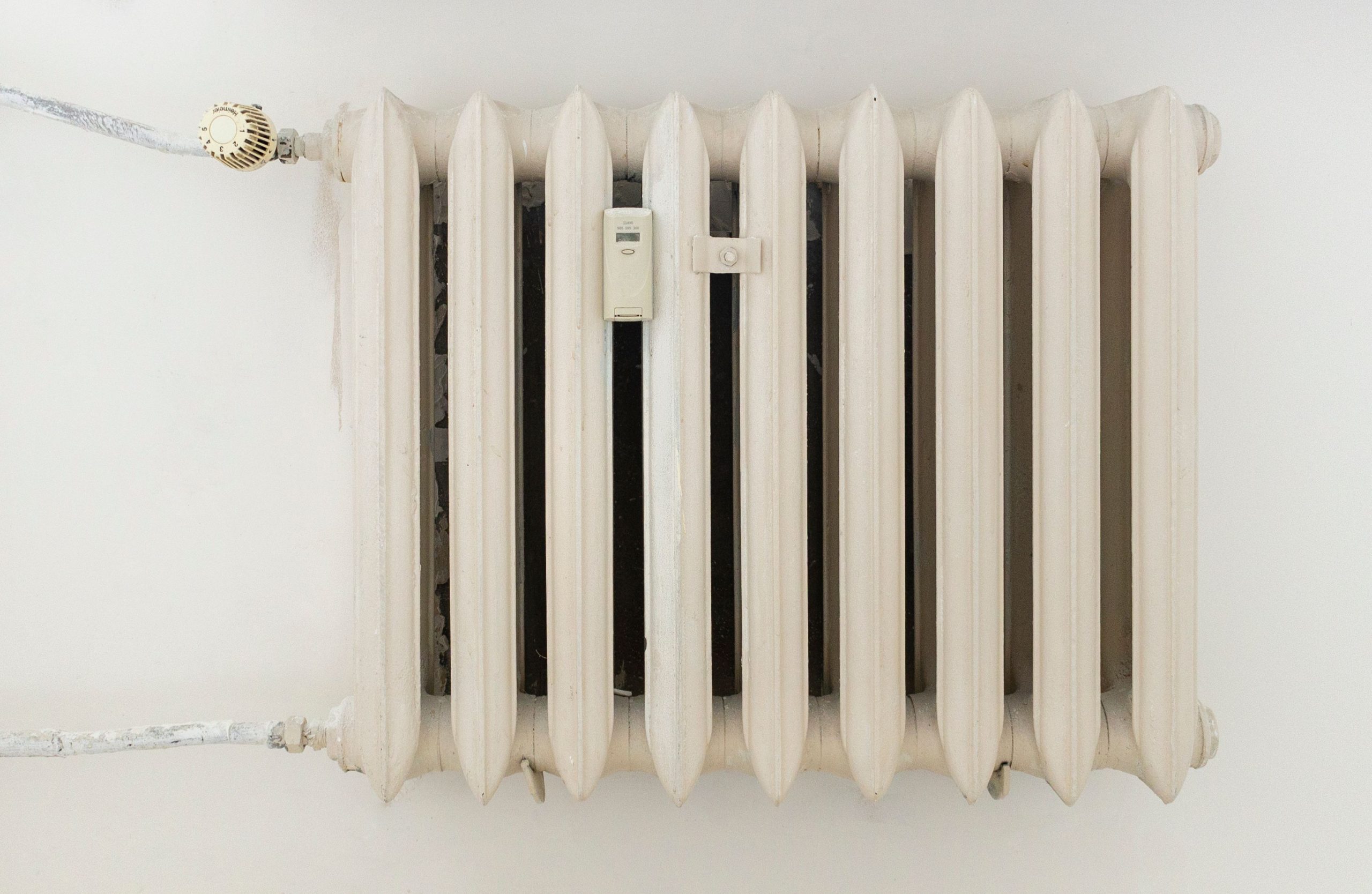 Radiateur blanc metallique mur minimaliste