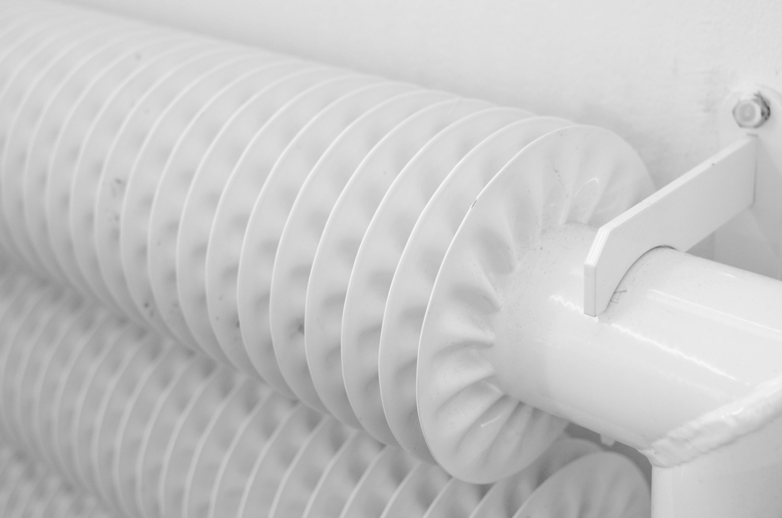 Comment cacher des tuyaux de chauffage sans casser les murs ?
